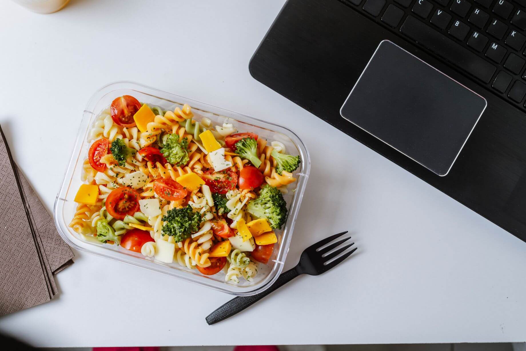 ein Foto von einer Lunchbox mit selbstgekochten Nudeln und Gemüse ein Foto von einer Lunchbox mit selbstgekochten Nudeln und Gemüse