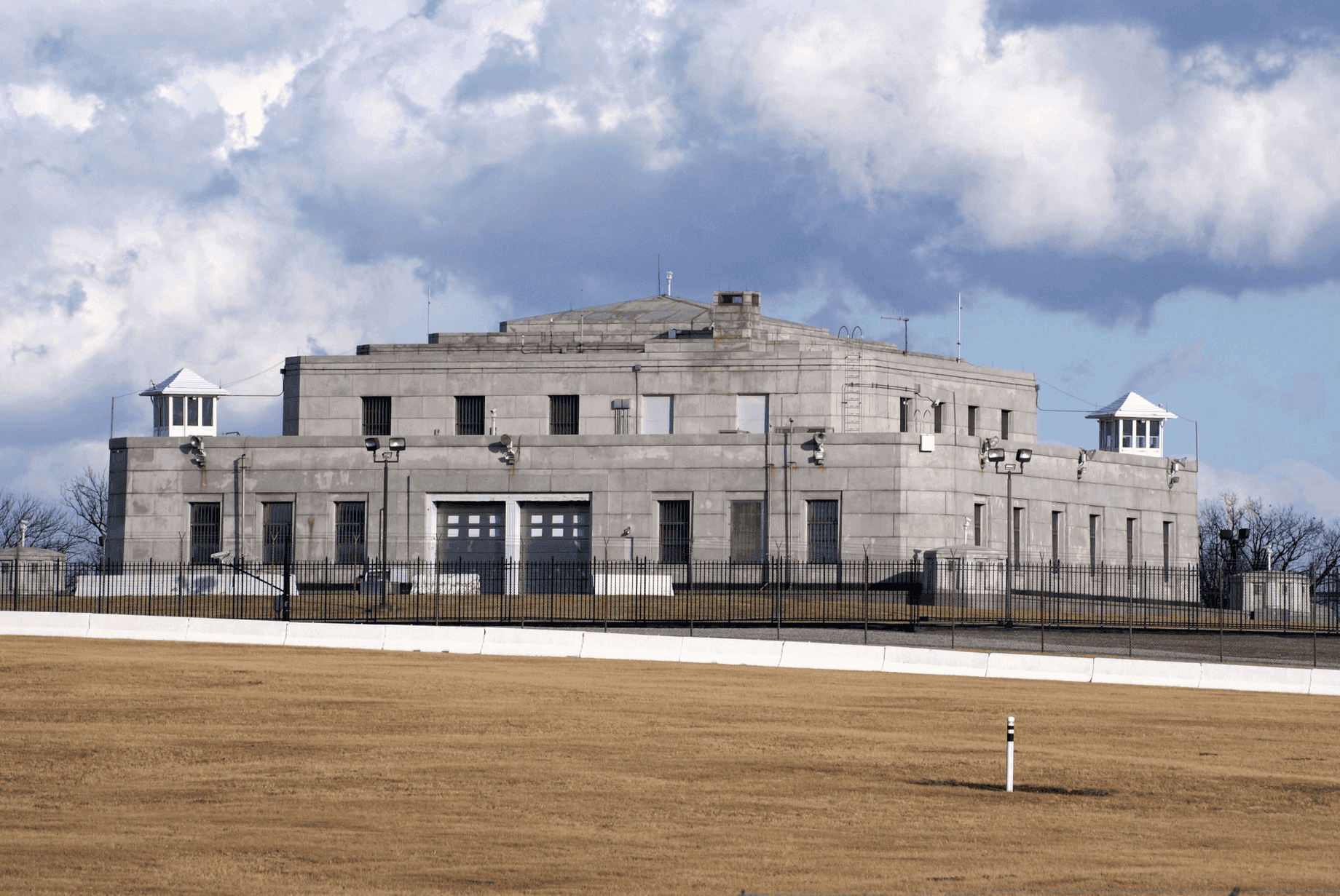 Une image de Fort Knox, fortement protégée, faite de granit recouvert de béton et renforcée d'acier. Une image de Fort Knox, fortement protégée, faite de granit recouvert de béton et renforcée d'acier.