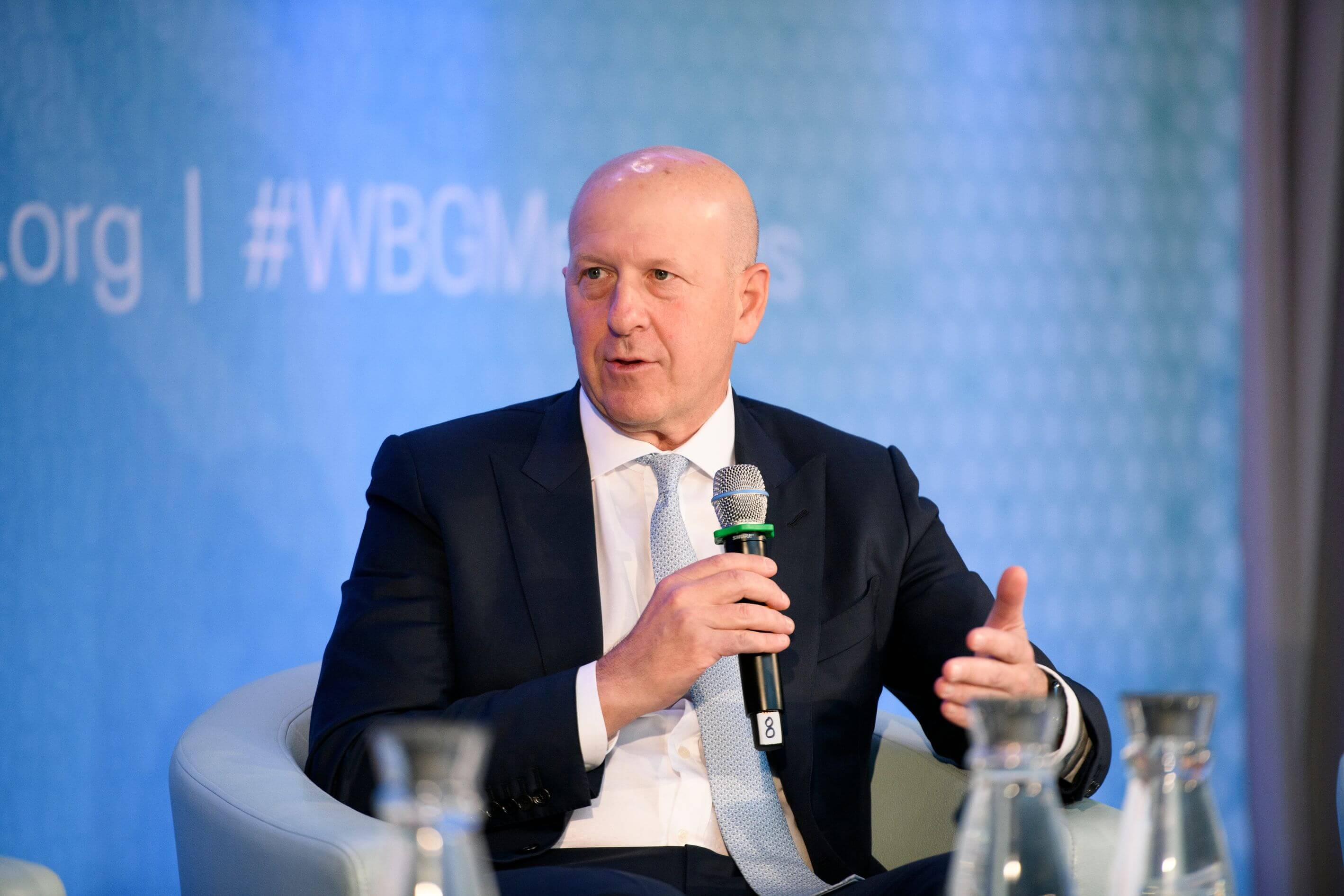 Il CEO di Goldman Sachs David M. Solomon parla dell’inflazione degli stipendi e del calo dei profitti societari nel corso di una conferenza stampa presso la banca principale di Wall Street. Il CEO di Goldman Sachs David M. Solomon parla dell’inflazione degli stipendi e del calo dei profitti societari nel corso di una conferenza stampa presso la banca principale di Wall Street.