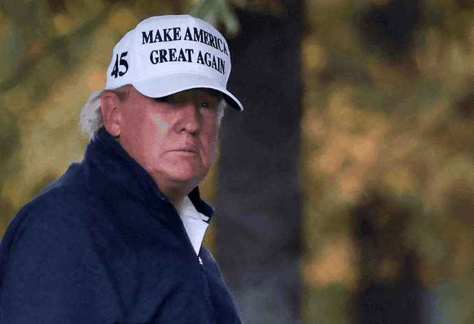 Donald Trump fotografato mentre indossa il cappellino “Make America great again” Donald Trump fotografato mentre indossa il cappellino “Make America great again”