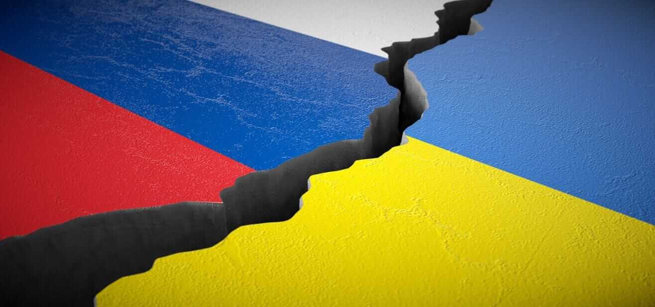 drapeaux russe et ukrainien entre lesquels se trouve une grande fissure noire, signe de la détérioration des liens bilatéraux entre les deux pays. drapeaux russe et ukrainien entre lesquels se trouve une grande fissure noire, signe de la détérioration des liens bilatéraux entre les deux pays.