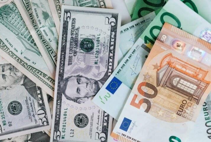 Les banques centrales face à l’ancien monde Des billets de banque en euros et en dollars symbolisant la planche à billets.