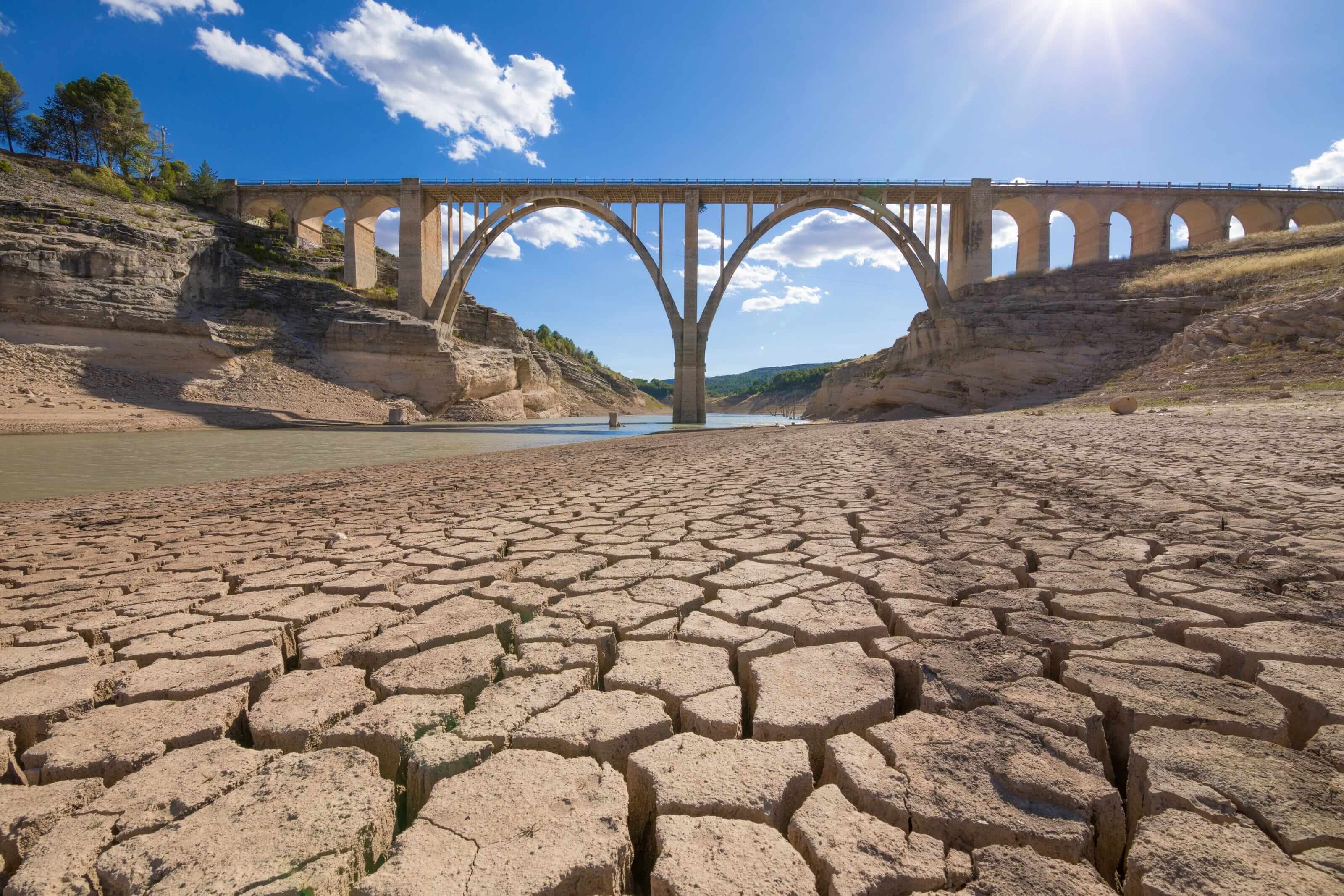La fotografia di un fiume europeo in secca in seguito all’ondata di caldo che ha colpito l’Europa nel corso dell’estate del 2022. La fotografia di un fiume europeo in secca in seguito all’ondata di caldo che ha colpito l’Europa nel corso dell’estate del 2022.