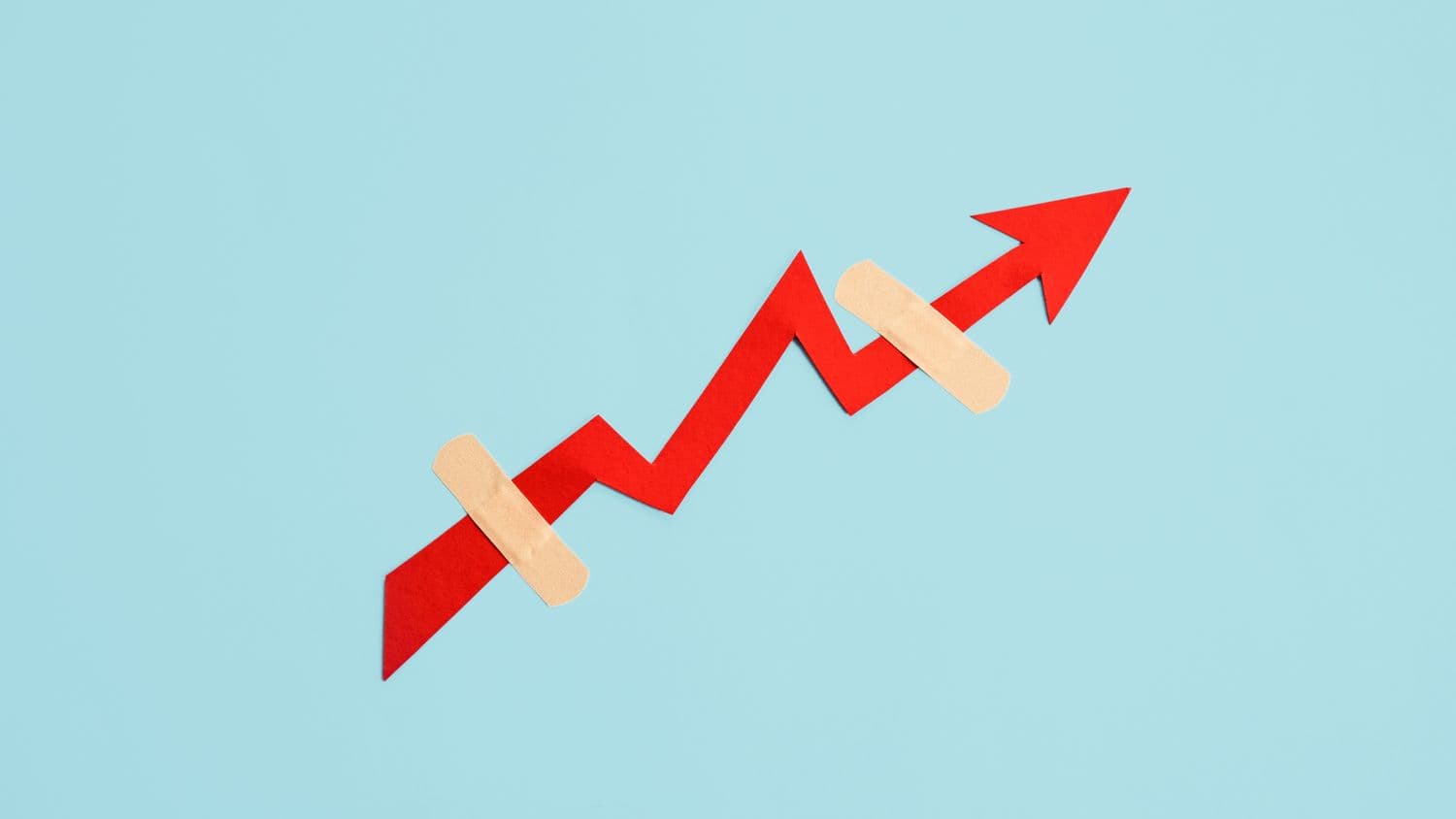 il est peu probable que le marché boursier se relève tant que les données économiques ne montreront pas que l'inflation a ralenti, comme le montre cette image d’un découpage de flèche rouge tenue par des pansements sur fond bleu. il est peu probable que le marché boursier se relève tant que les données économiques ne montreront pas que l'inflation a ralenti, comme le montre cette image d’un découpage de flèche rouge tenue par des pansements sur fond bleu.