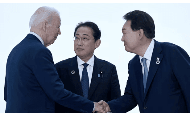 Il presidente degli Stati Uniti Joe Biden, il primo ministro giapponese Fumio Kishida e il presidente della Corea del Sud Yoon Suk Yeol si stringono la mano. Il presidente degli Stati Uniti Joe Biden, il primo ministro giapponese Fumio Kishida e il presidente della Corea del Sud Yoon Suk Yeol si stringono la mano.