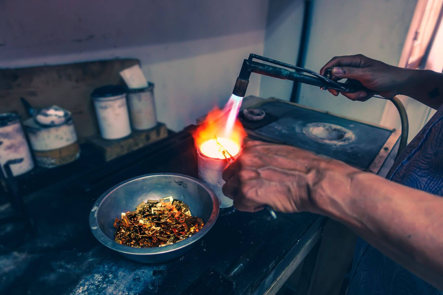 geschmolzenes Gold und zermahlene Smaragde wurden als Heilmittel zur Bekämpfung der verheerenden Pest verwendet, die als Schwarzer Tod bekannt war geschmolzenes Gold und zermahlene Smaragde wurden als Heilmittel zur Bekämpfung der verheerenden Pest verwendet, die als Schwarzer Tod bekannt war