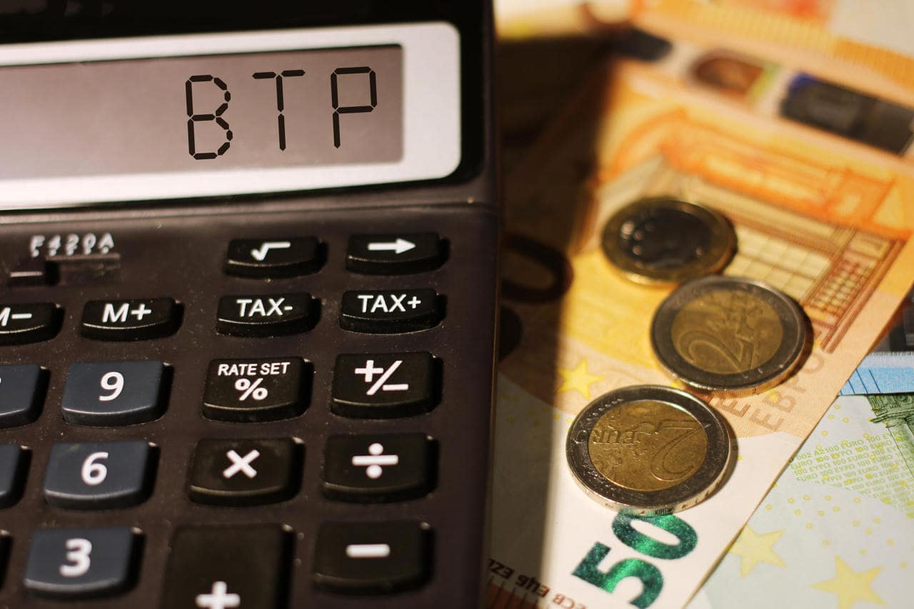 une calculatrice posé sur des billets une calculatrice posé sur des billets