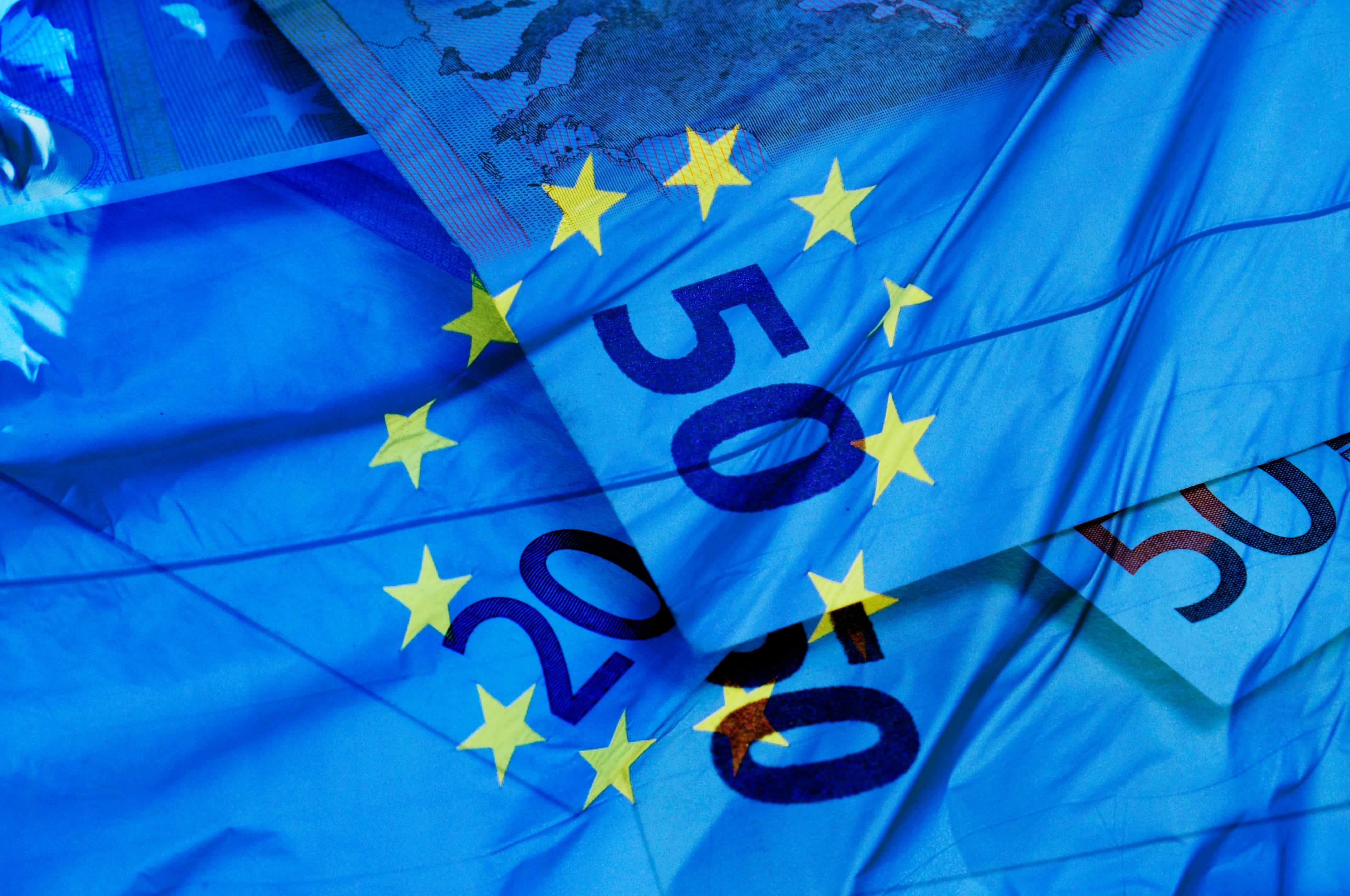 Wochenrückblick: Inflation in der Eurozone steigt, AI-Gewinnboom 20 Euro und 50 Euro Banknoten mit der EU-Flagge im Hintergrund