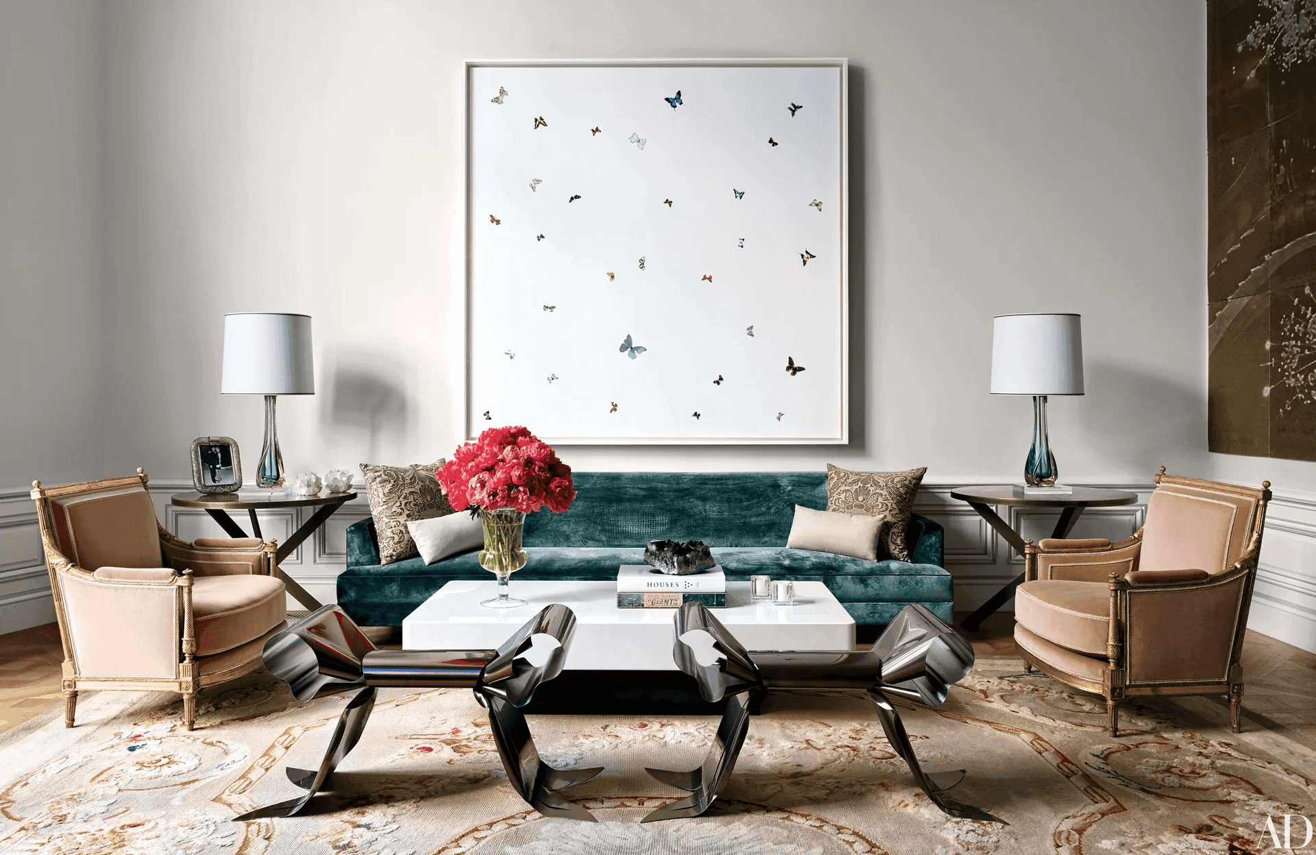 Une maison où sont exposées des peintures de Damien Hirst Une maison où sont exposées des peintures de Damien Hirst