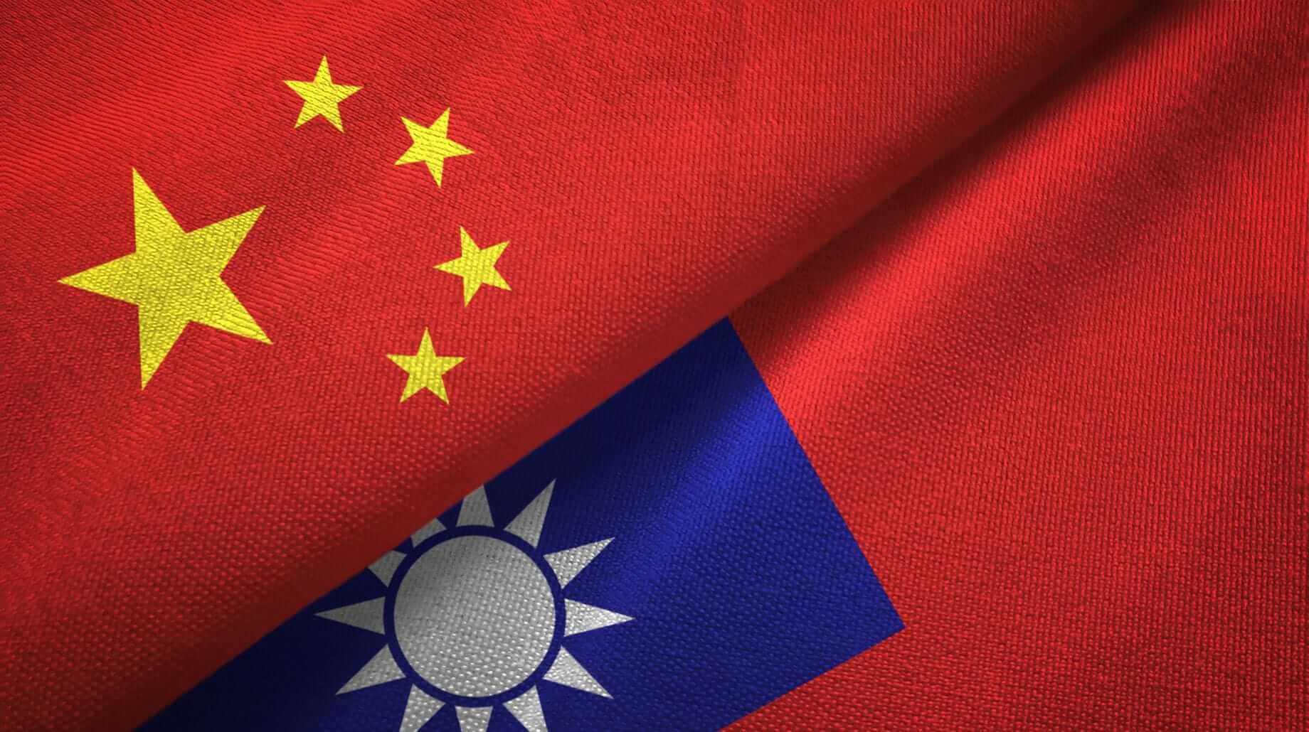 La bandiera cinese e quella taiwanese piegate una accanto all’altra tra le crescenti tensioni legate alla riunificazione dei due paesi La bandiera cinese e quella taiwanese piegate una accanto all’altra tra le crescenti tensioni legate alla riunificazione dei due paesi