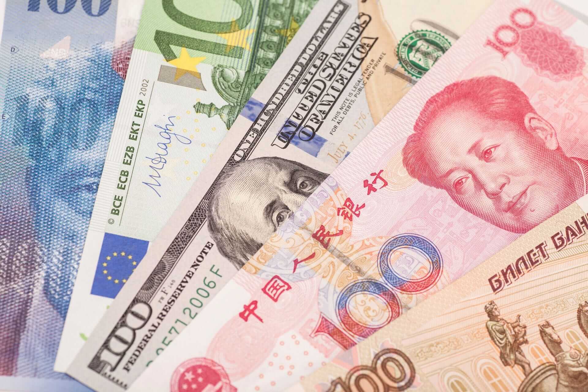 Banconote del franco svizzero, dell'euro, dello yuan cinese e del rublo russo. Banconote del franco svizzero, dell'euro, dello yuan cinese e del rublo russo.