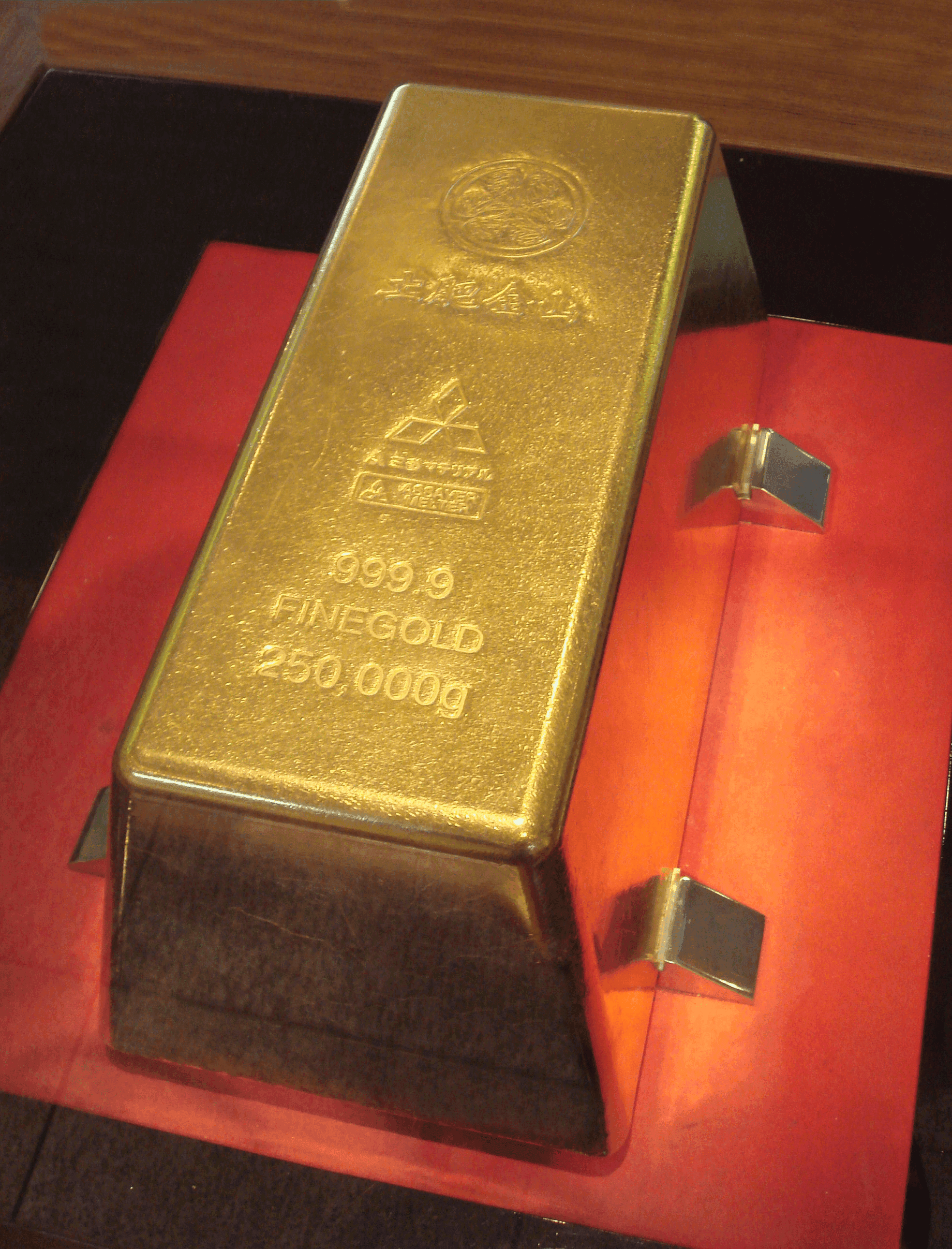 Der größte Goldbarren der Welt wurde von der Mitsubishi Materials Corporation hergestellt und ist heute in einem Museum in Japan ausgestellt. Der größte Goldbarren der Welt wurde von der Mitsubishi Materials Corporation hergestellt und ist heute in einem Museum in Japan ausgestellt.