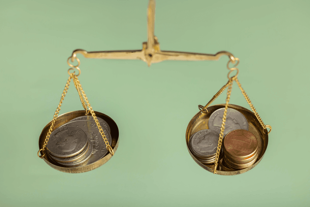 Une balance avec des pieces Une balance avec des pieces