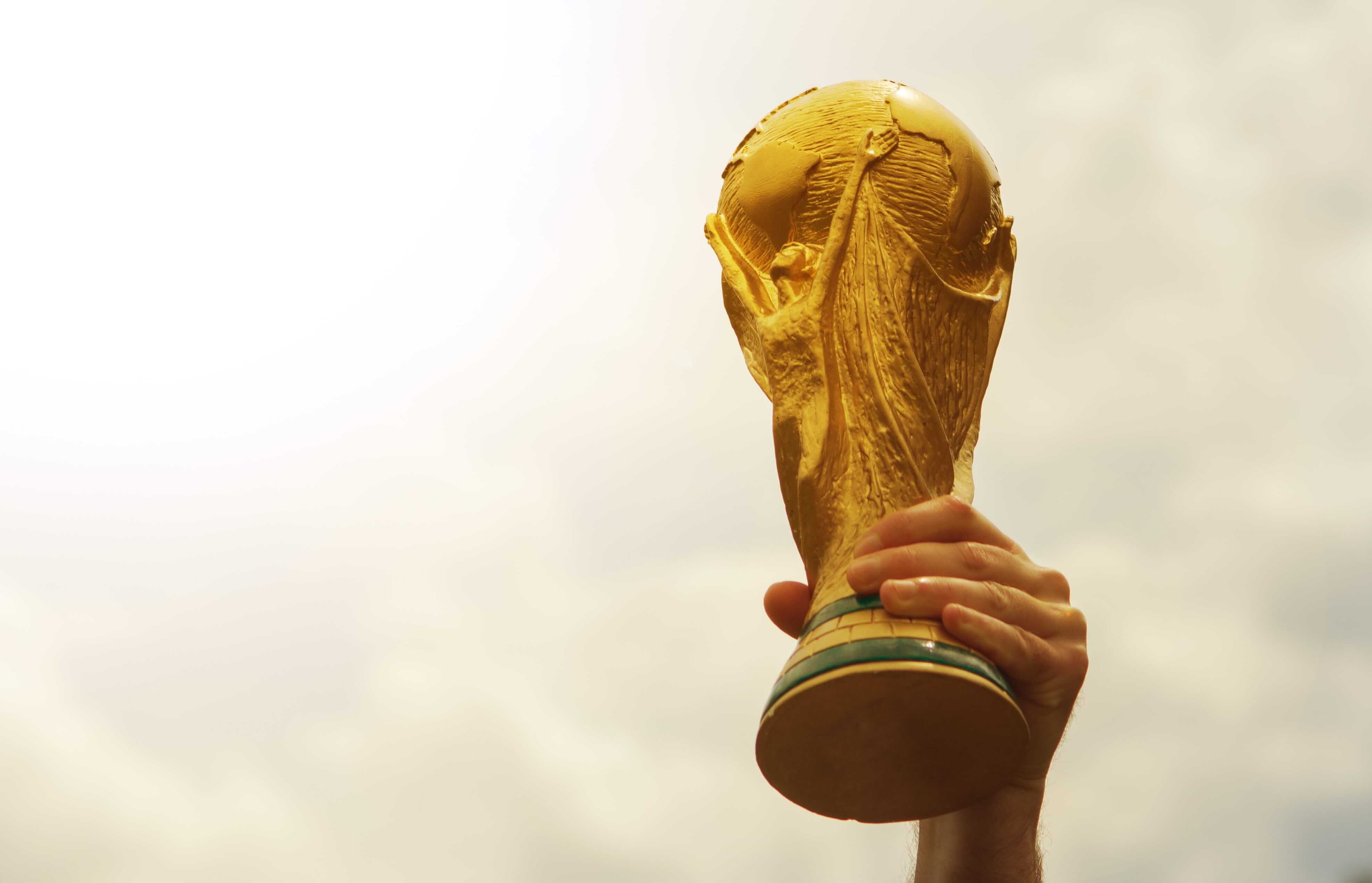 Un uomo che solleva la Coppa del Mondo FIFA. Un uomo che solleva la Coppa del Mondo FIFA.