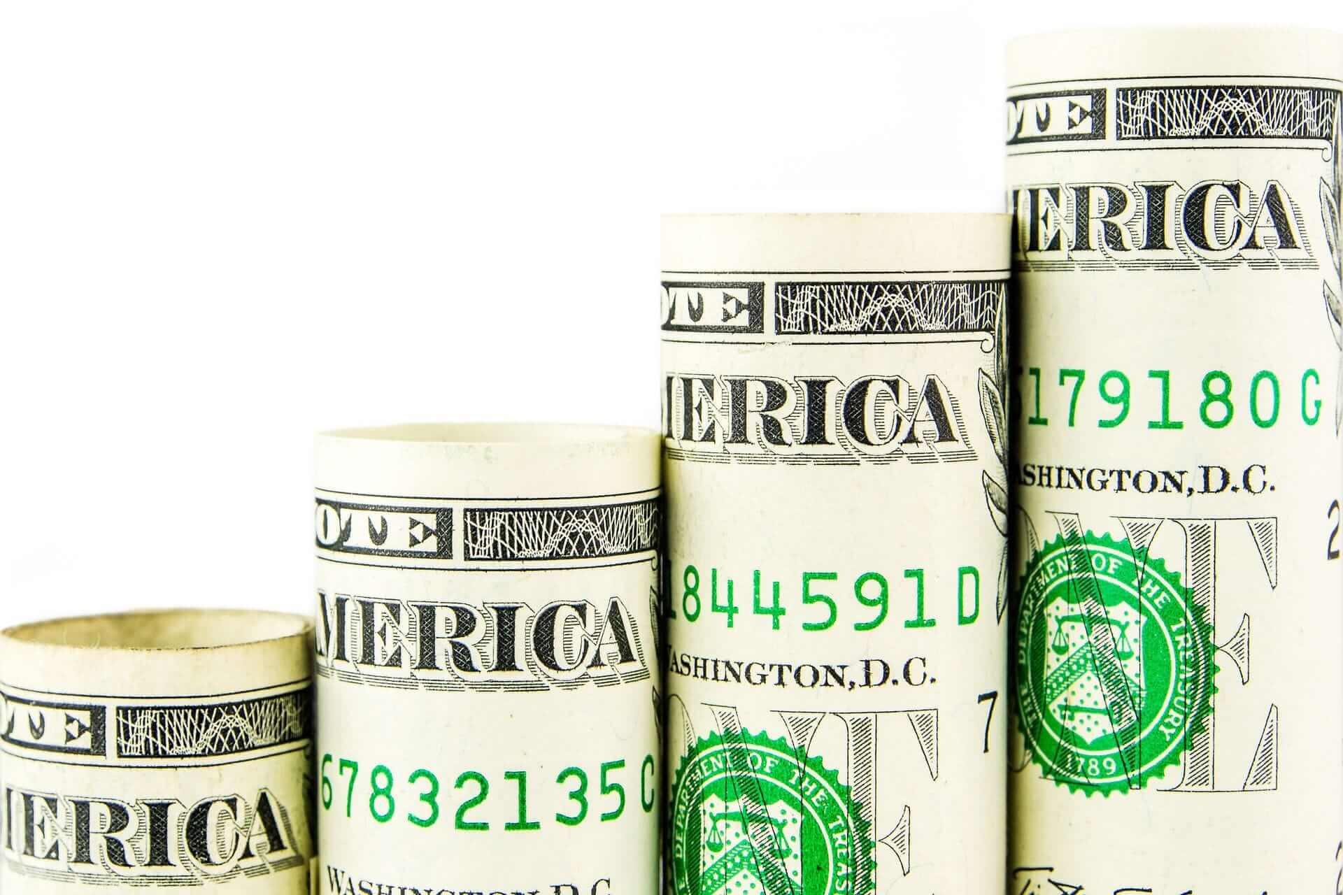 Steigende Stufen aus amerikanischen Dollar-Scheinen Steigende Stufen aus amerikanischen Dollar-Scheinen