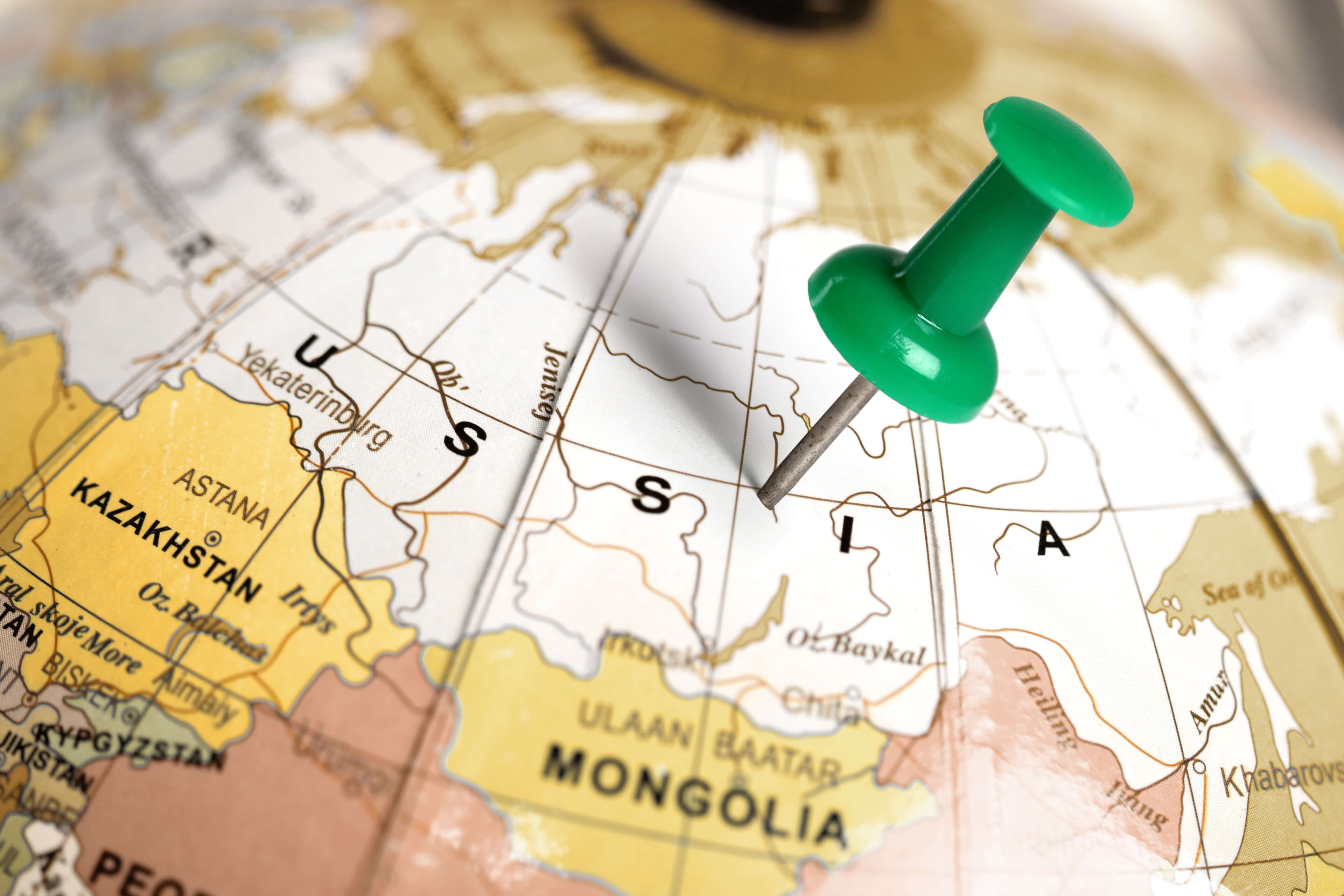 Russland in einem Globus mit einer grünen Nadel Russland in einem Globus mit einer grünen Nadel