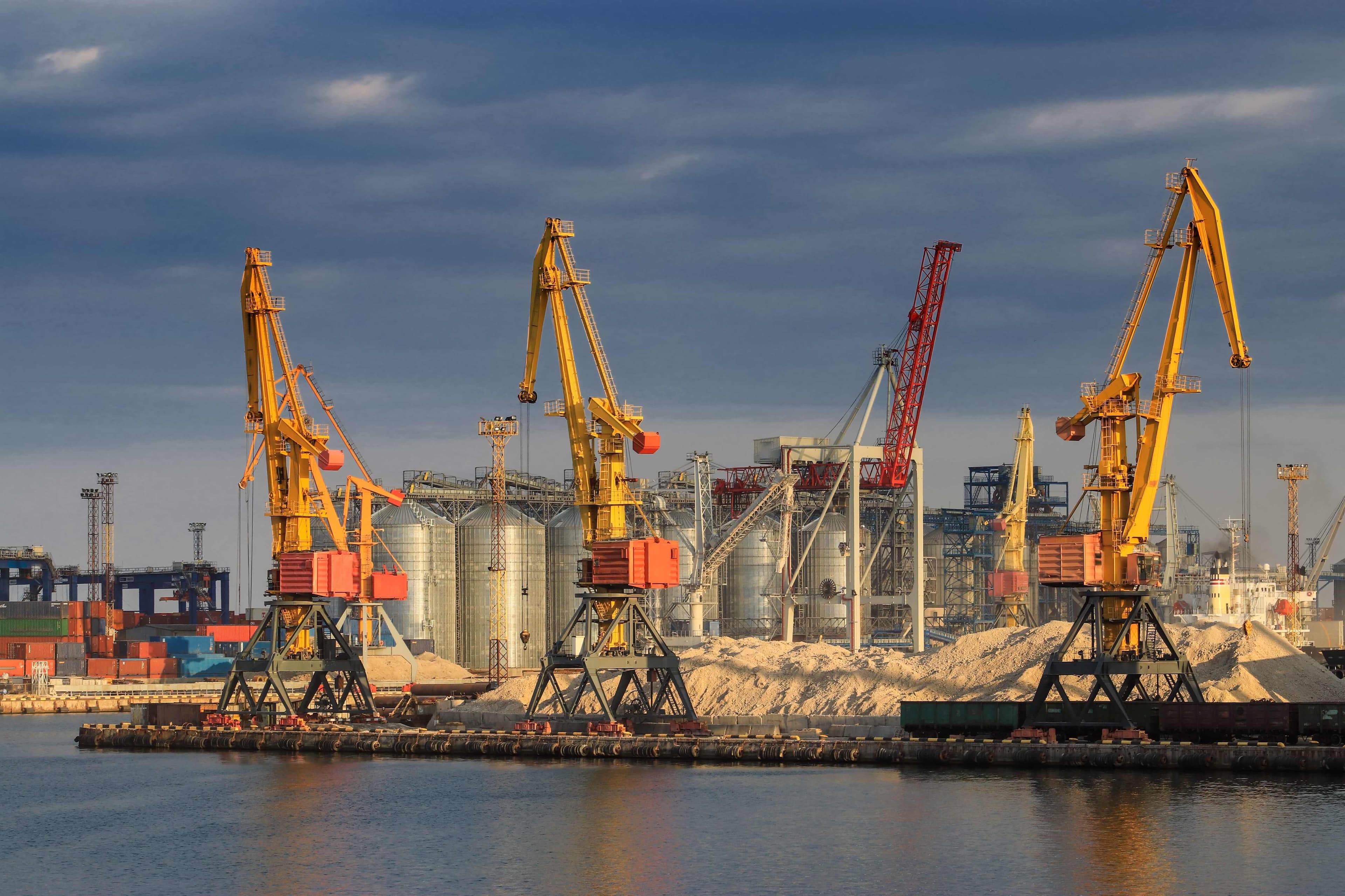 Hebekräne, Schiffe und Getreidetrockner im Seehafen von Odessa, Schwarzes Meer, Ukraine Hebekräne, Schiffe und Getreidetrockner im Seehafen von Odessa, Schwarzes Meer, Ukraine