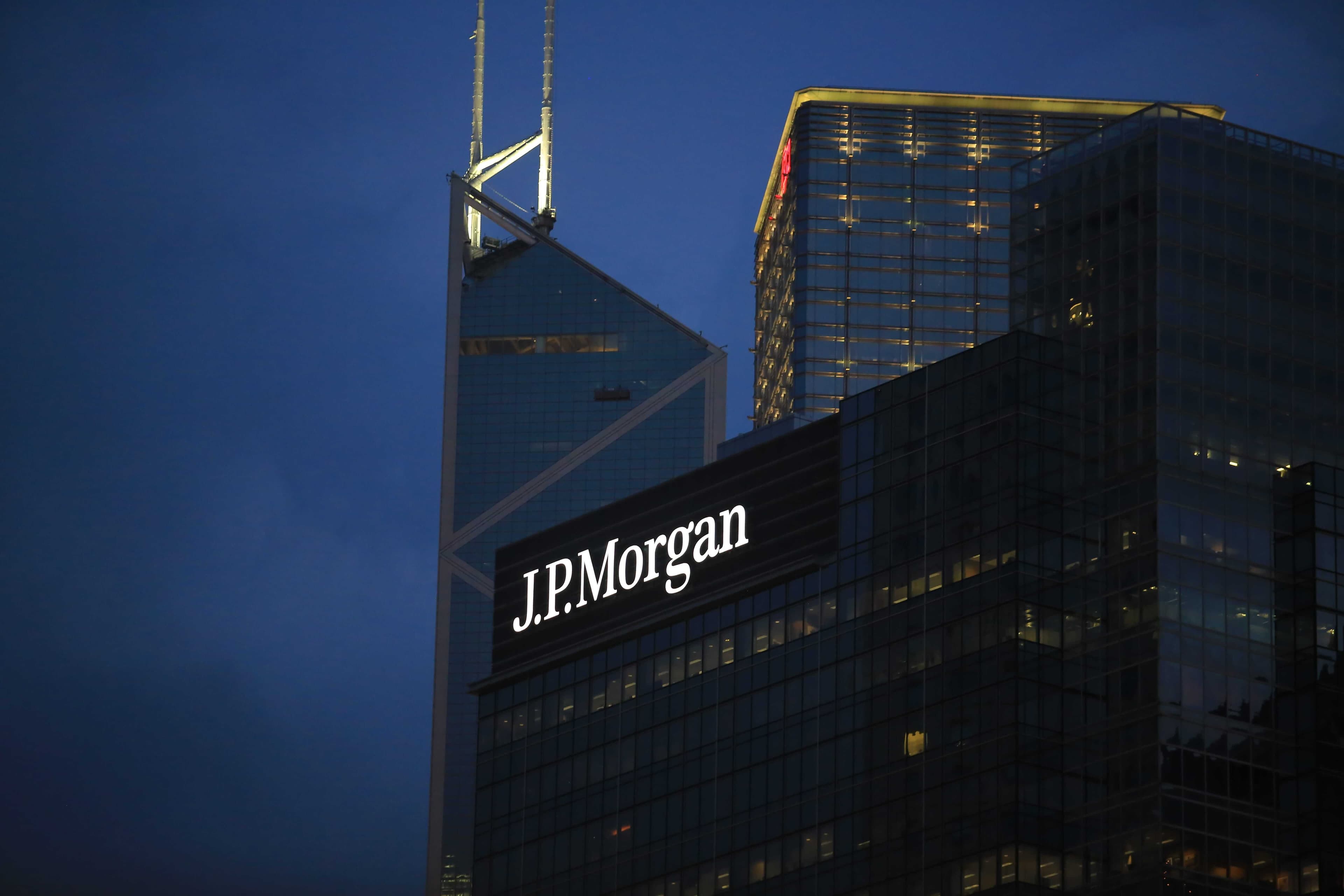 JPMorgan-Gebäude bei Nacht JPMorgan-Gebäude bei Nacht