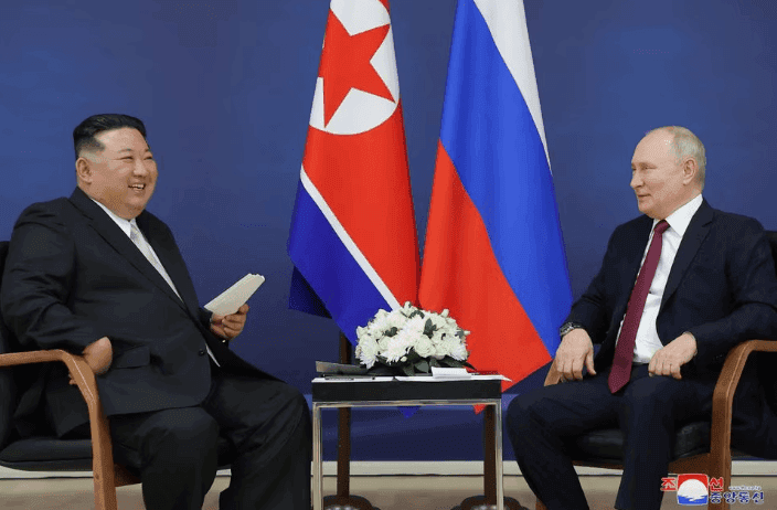 Vladimir Poutine et Kim Jong-un participent à une réunion au cosmodrome de Vostochny, en Russie. Vladimir Poutine et Kim Jong-un participent à une réunion au cosmodrome de Vostochny, en Russie.