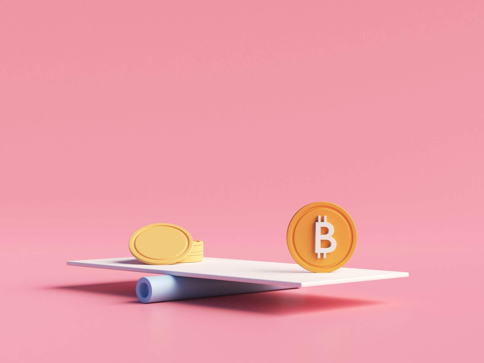 bitcoin e monete d'oro su una bilancia su sfondo rosa bitcoin e monete d'oro su una bilancia su sfondo rosa