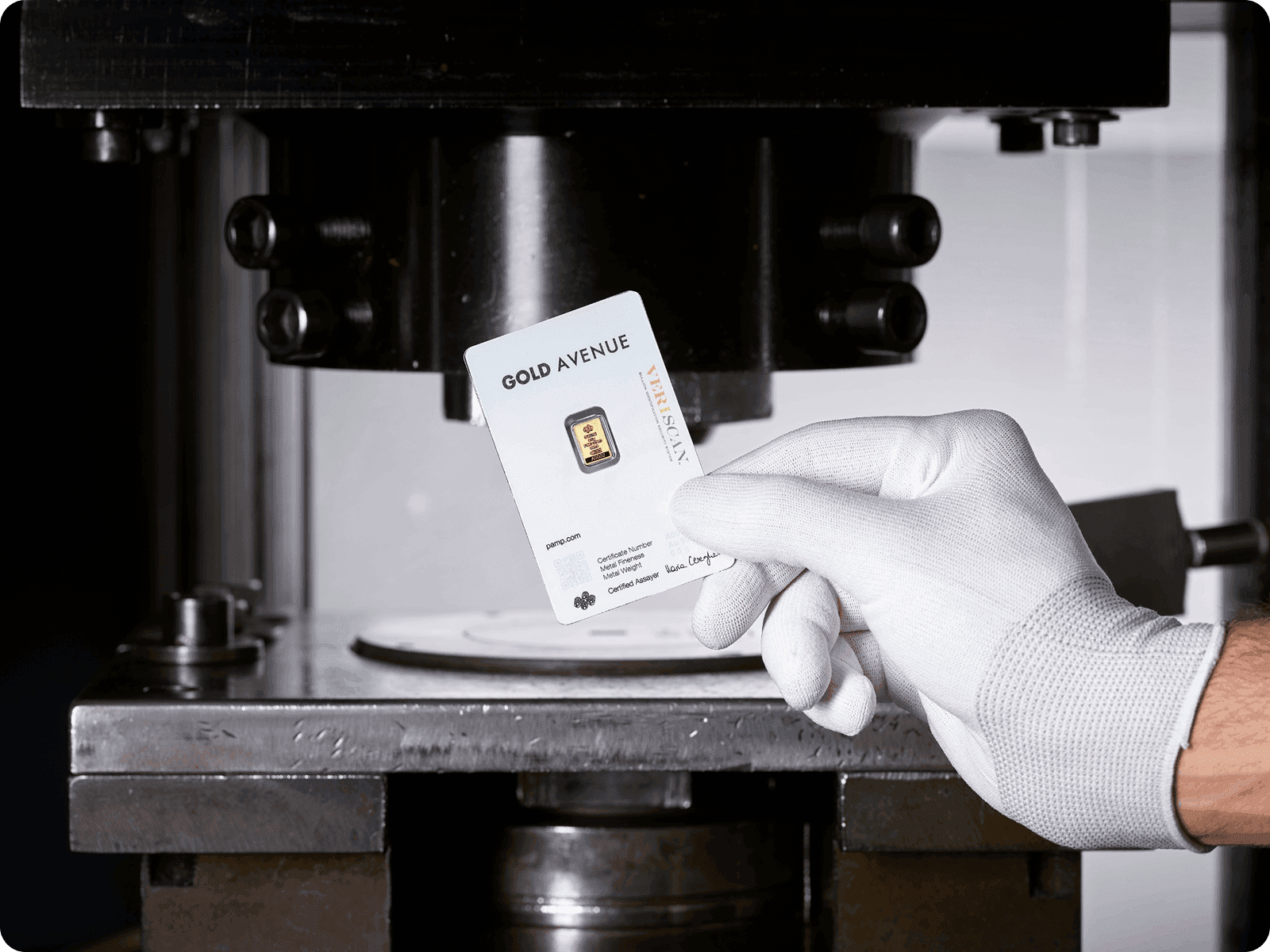 A 0.5 g gold bar during VERISCAN® authentication