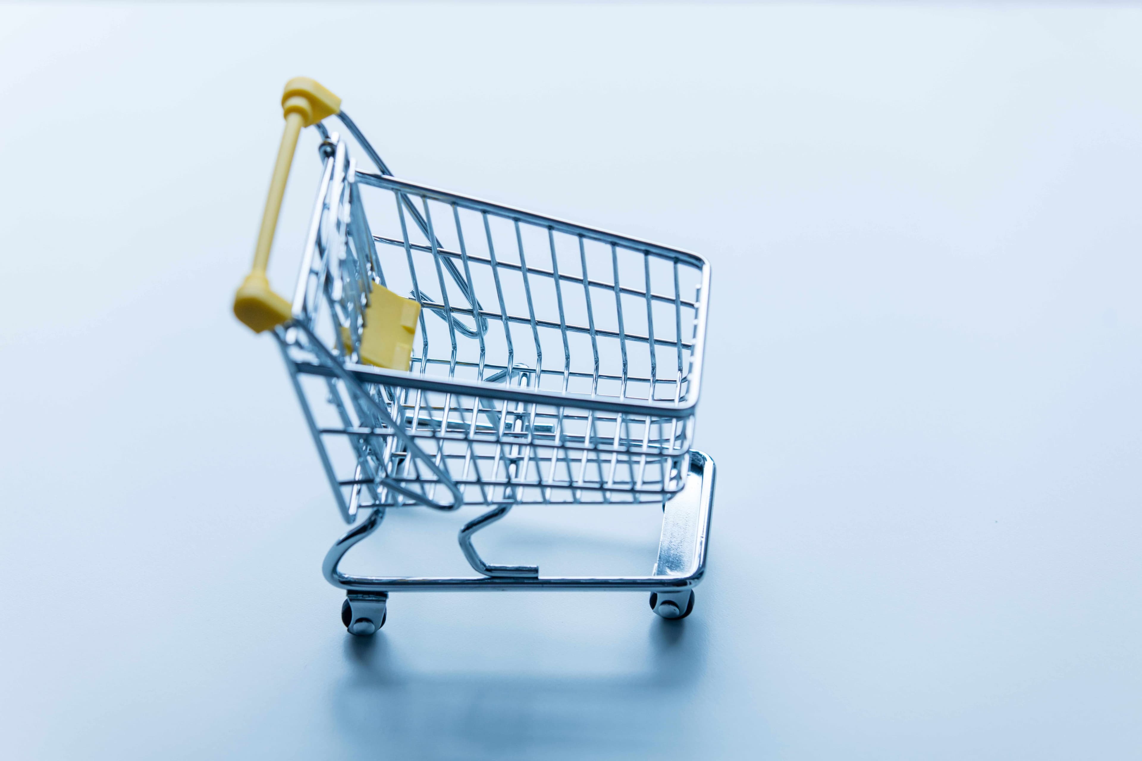 Un carrello della spesa argentato. Un carrello della spesa argentato.