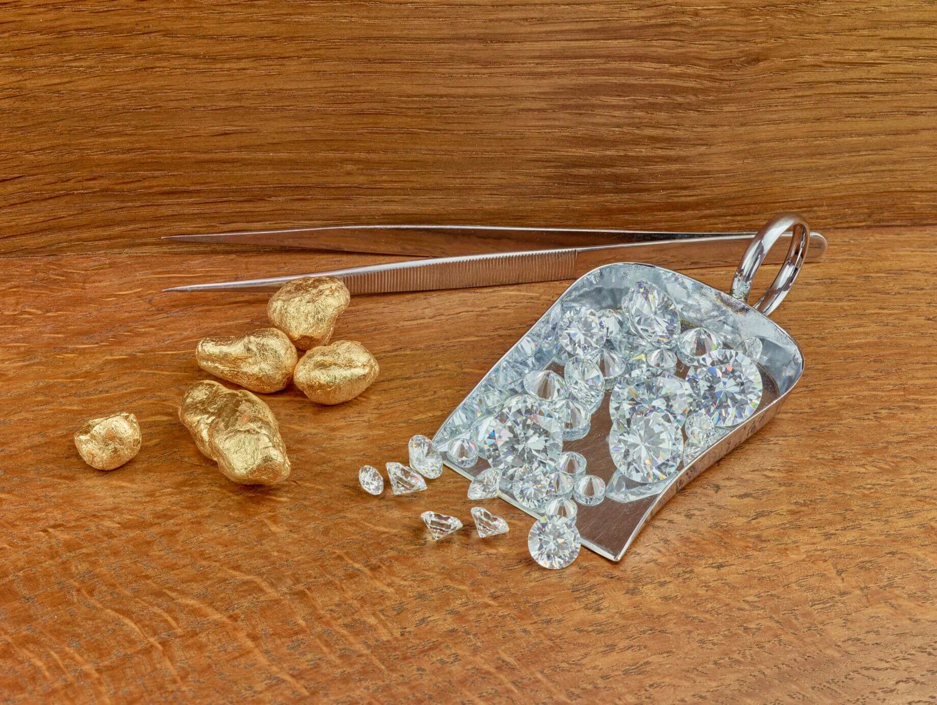 Ein Bild von Goldnuggets und Diamanten, die auf einem Tisch verstreut liegen Ein Bild von Goldnuggets und Diamanten, die auf einem Tisch verstreut liegen