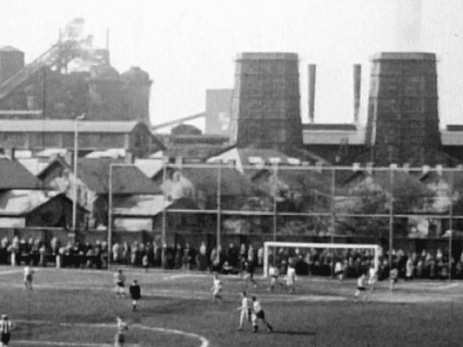 Lo Stade de la Frontière a Esch-sur-Alzette, in Lussemburgo. Dietro, il polo siderurgico. Fonte: Corriere della Sera Lo Stade de la Frontière a Esch-sur-Alzette, in Lussemburgo. Dietro, il polo siderurgico. Fonte: Corriere della Sera