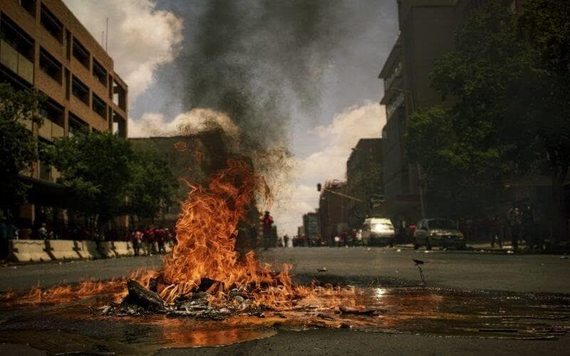 Che impatto avrà sull'oro il nuovo programma di lotta alle disuguaglianze della Fed? Incendio urbano causato da disordini civili che potrebbero intensificarsi in un contesto di crisi economica in cui il prezzo dell’oro cresce e gli investitori acquistano oro come bene rifugio.