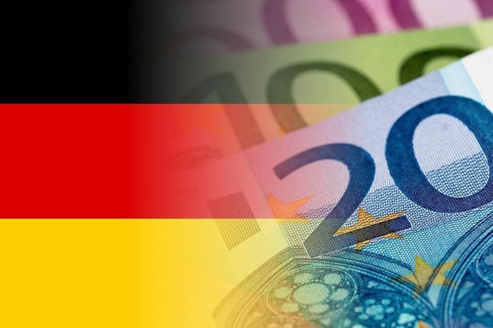 Le drapeau allemand avec des billets de 100, 50 et 20 euros en arrière-plan, représentant l'inflation croissante en Allemagne. Le drapeau allemand avec des billets de 100, 50 et 20 euros en arrière-plan, représentant l'inflation croissante en Allemagne.