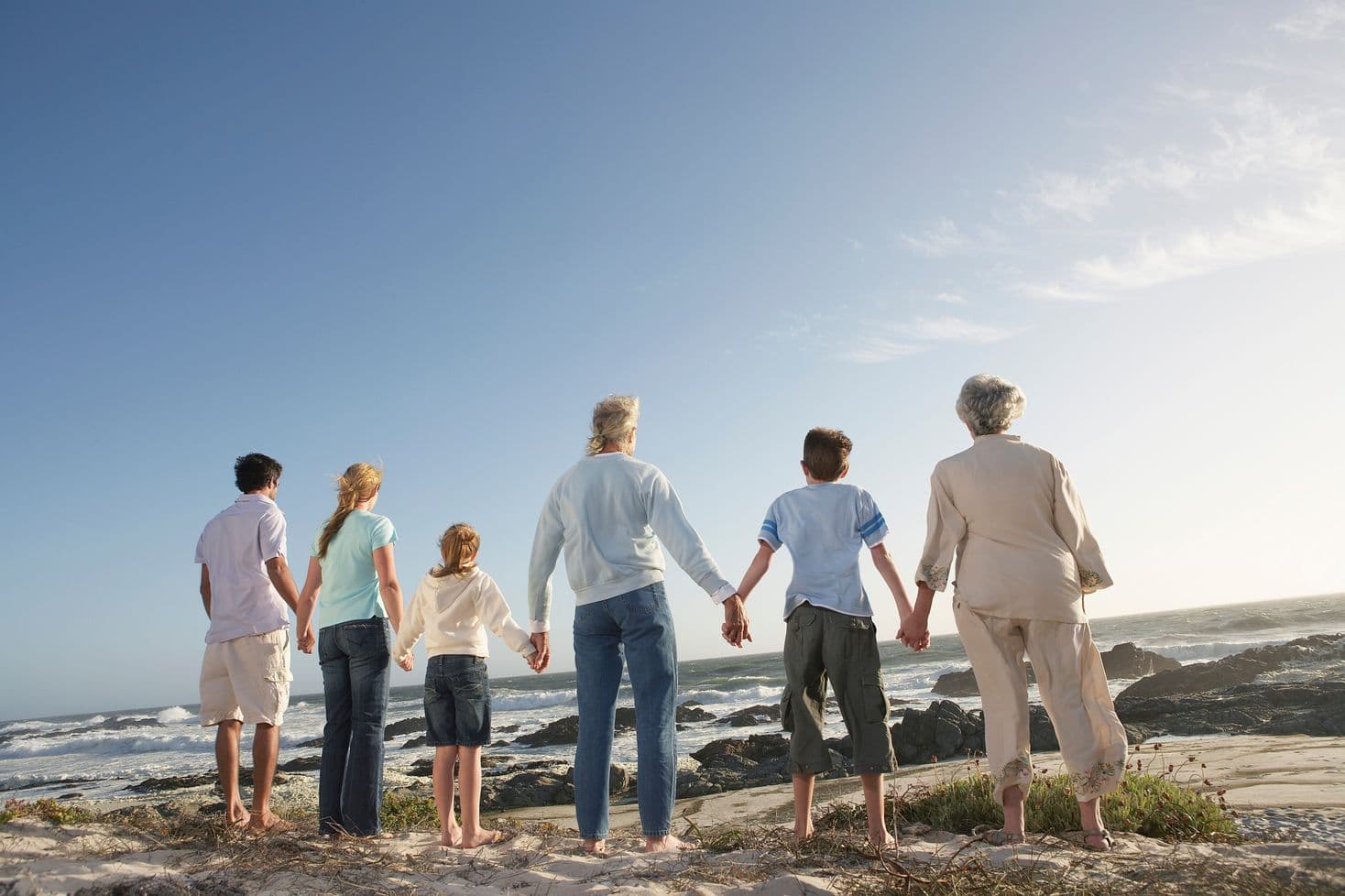 L’oro fisico come investimento che dura generazioni rappresentato con l’immagine di una famiglia che si tiene per mano guardando il mare. L’oro fisico come investimento che dura generazioni rappresentato con l’immagine di una famiglia che si tiene per mano guardando il mare.