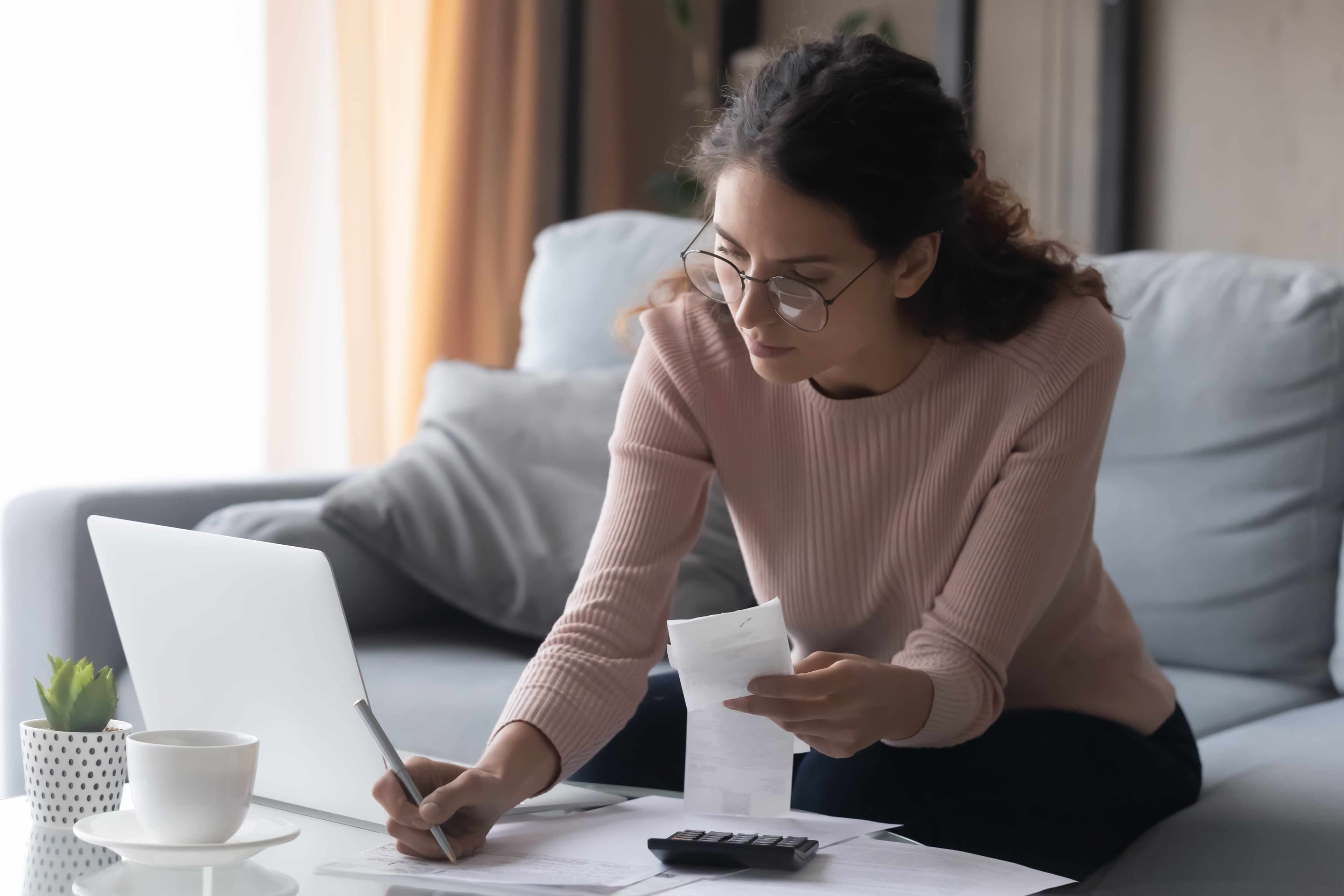 Una donna che pianifica il suo budget Una donna che pianifica il suo budget