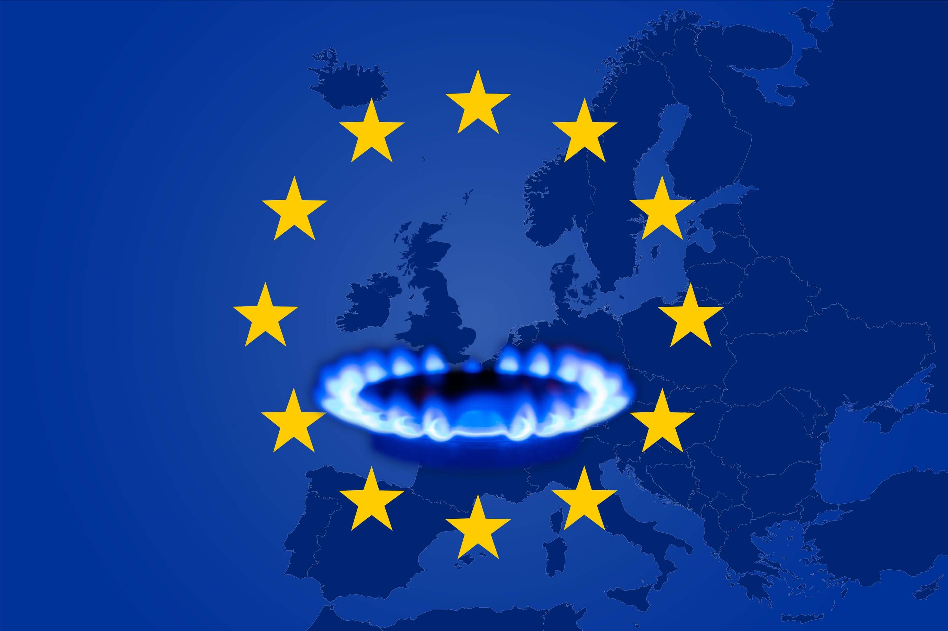 Crisi energetica europea: come prepararsi per l’inverno? La bandiera dell’Unione europea e un fornello a gas con la mappa dell’Europa sullo sfondo a simboleggiare i prezzi dell’energia alle stelle in tutti e 27 gli Stati membri dell’UE.