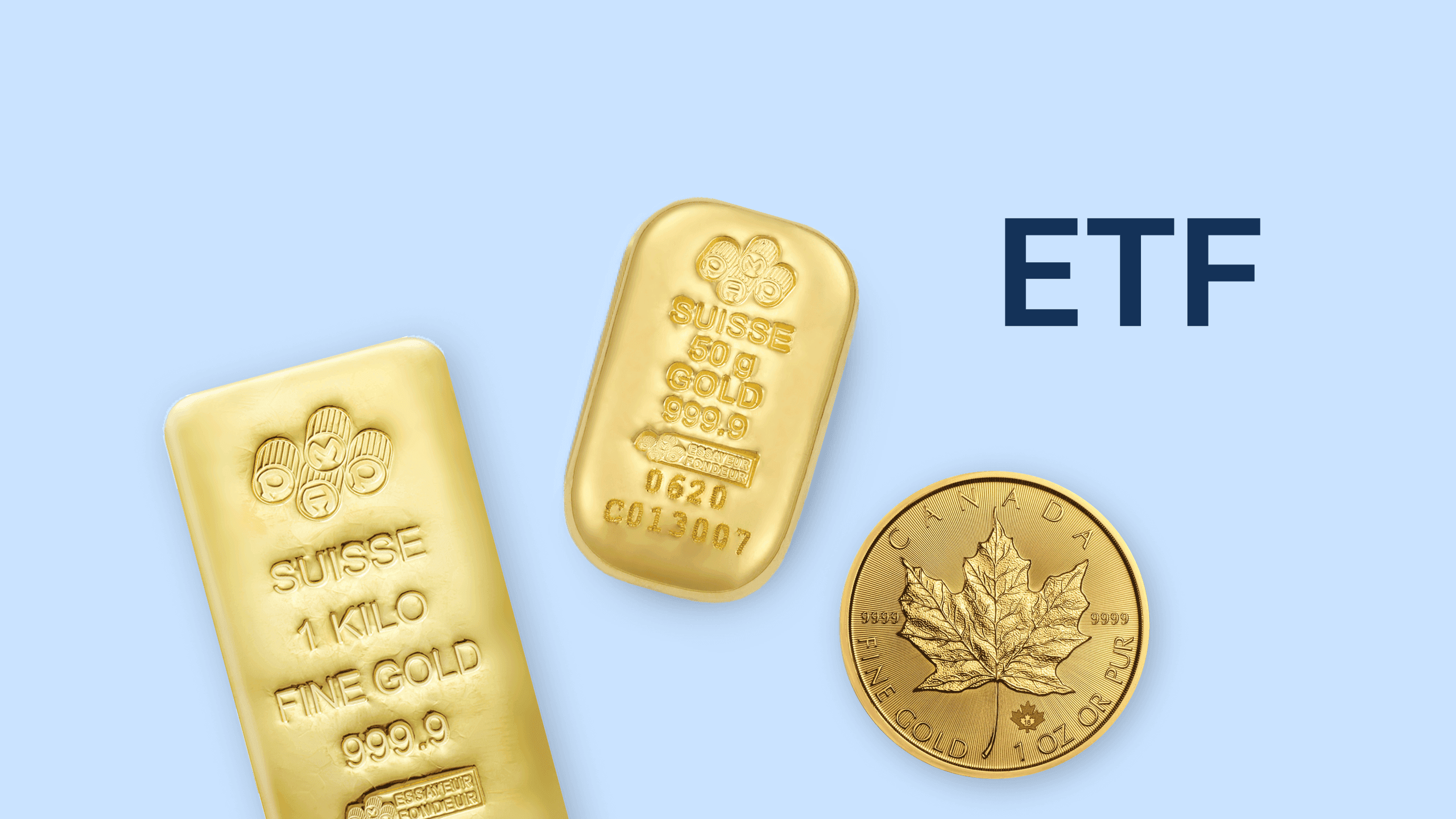 Lingotti e monete d’oro puro su sfondo azzurro con la scritta ETF. Lingotti e monete d’oro puro su sfondo azzurro con la scritta ETF.