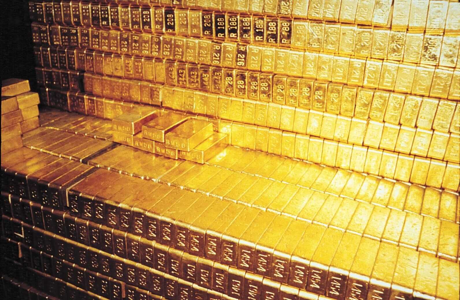 Il caveau di Fort Knox attualmente conserva 274 miliardi di dollari in lingotti d'oro, rendendolo uno dei più grandi depositi d'oro al mondo. Il caveau di Fort Knox attualmente conserva 274 miliardi di dollari in lingotti d'oro, rendendolo uno dei più grandi depositi d'oro al mondo.