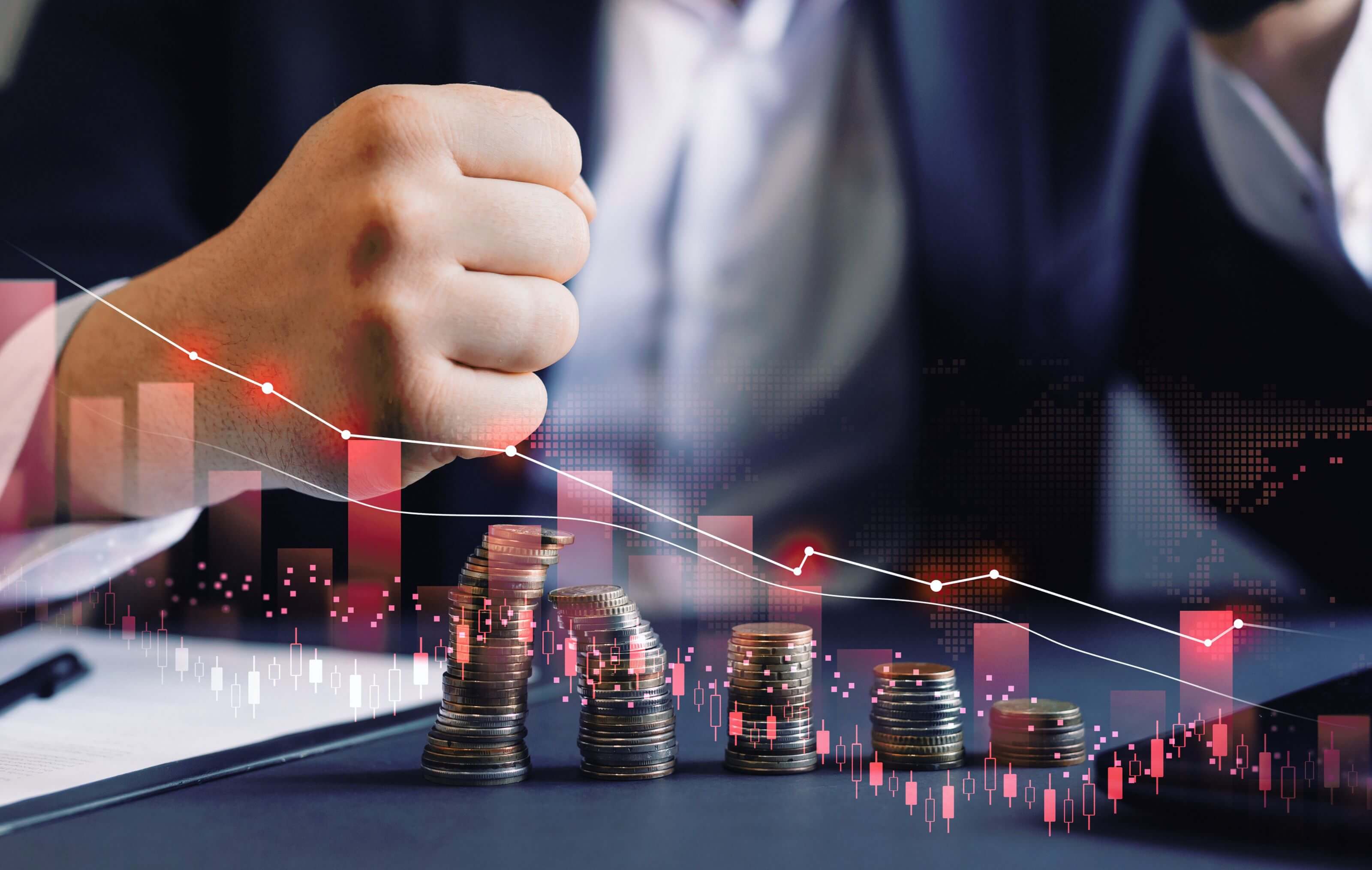 La borsa in calo significa che gli investitori possono subire perdite importanti come dimostra l’immagine con il pugno di un uomo, pile di monete d’oro e un grafico in calo. La borsa in calo significa che gli investitori possono subire perdite importanti come dimostra l’immagine con il pugno di un uomo, pile di monete d’oro e un grafico in calo.