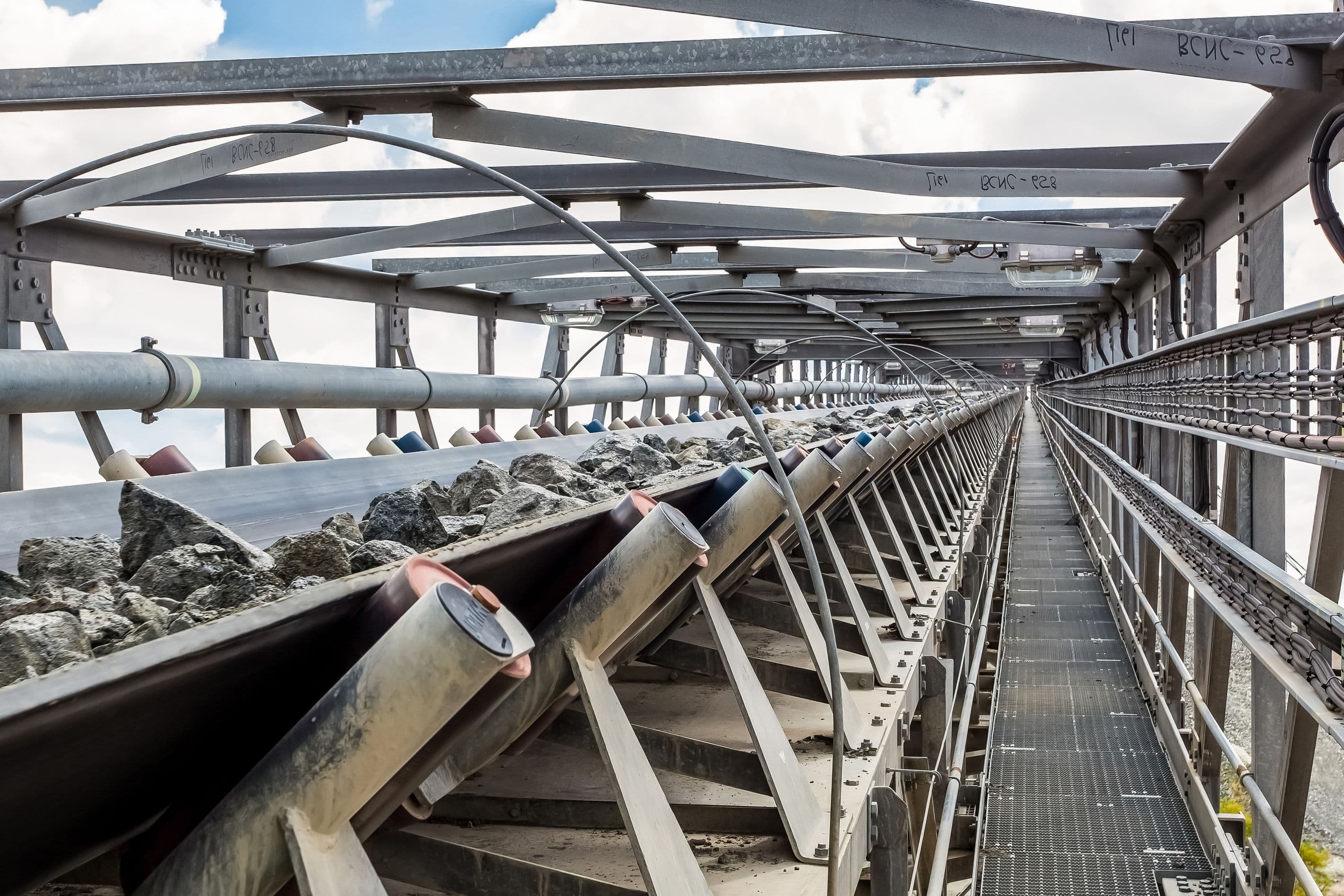 Le platine est utilisé dans de nombreux secteurs, notamment l'automobile, la médecine, la bijouterie et les technologies d'énergie verte, comme le montre la photo d'un site industriel. Le platine est utilisé dans de nombreux secteurs, notamment l'automobile, la médecine, la bijouterie et les technologies d'énergie verte, comme le montre la photo d'un site industriel.