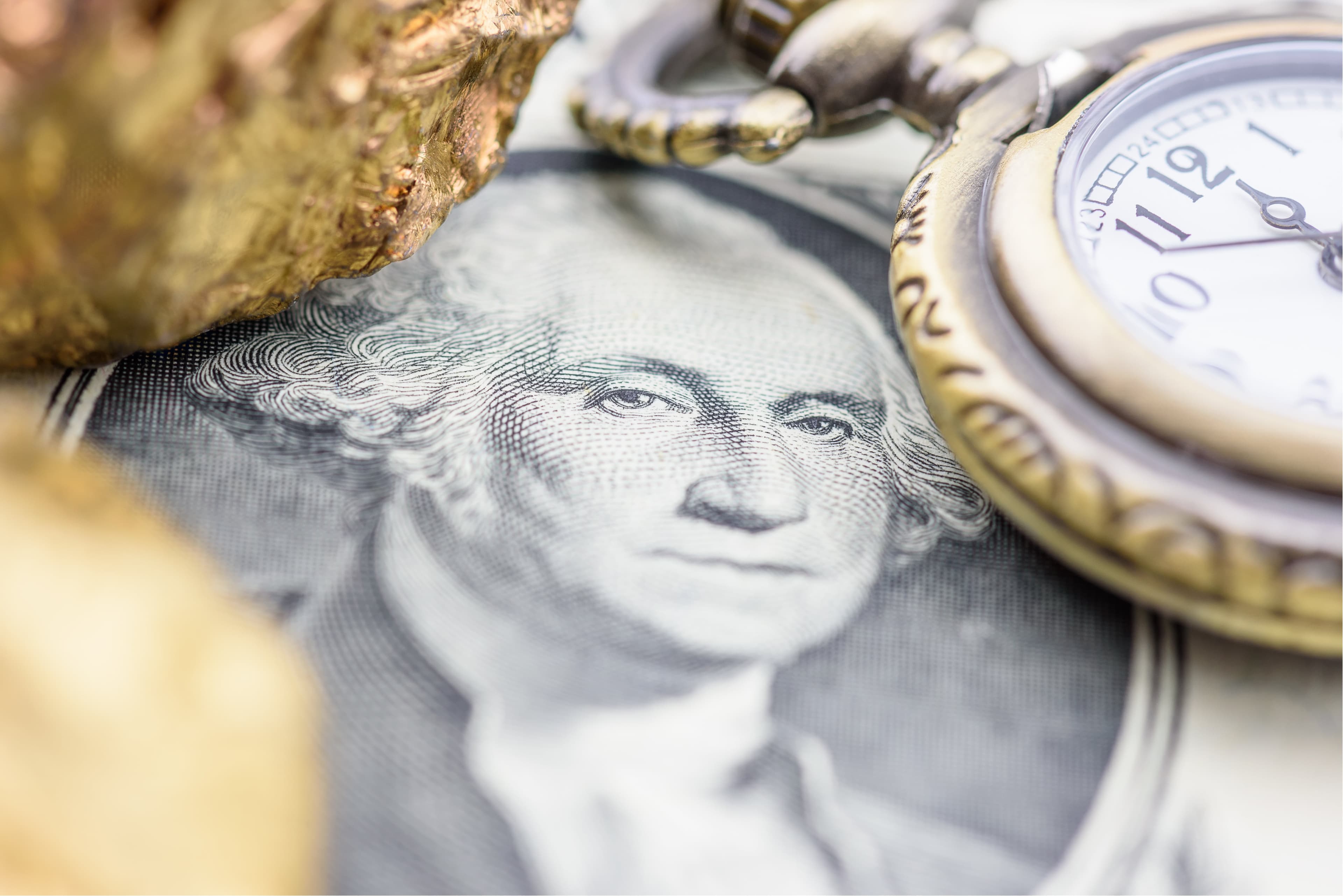 us-banknote mit einem goldnugget und einer uhr us-banknote mit einem goldnugget und einer uhr