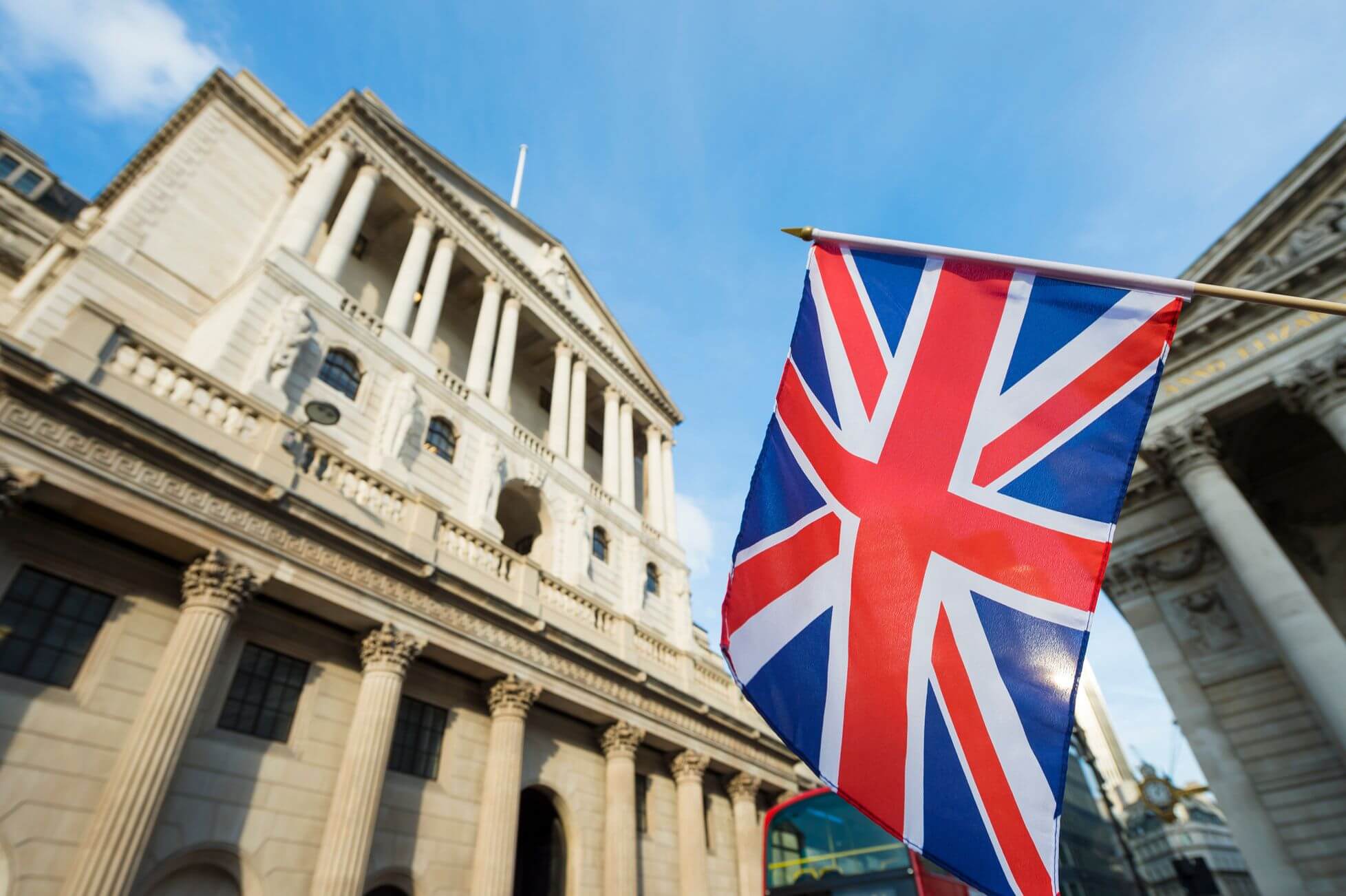 L'actu en bref: Inflation à deux chiffres au Royaume-Uni et suppressions d'emplois dans les banques Bâtiment de la Banque d'Angleterre à Londres avec le drapeau britannique