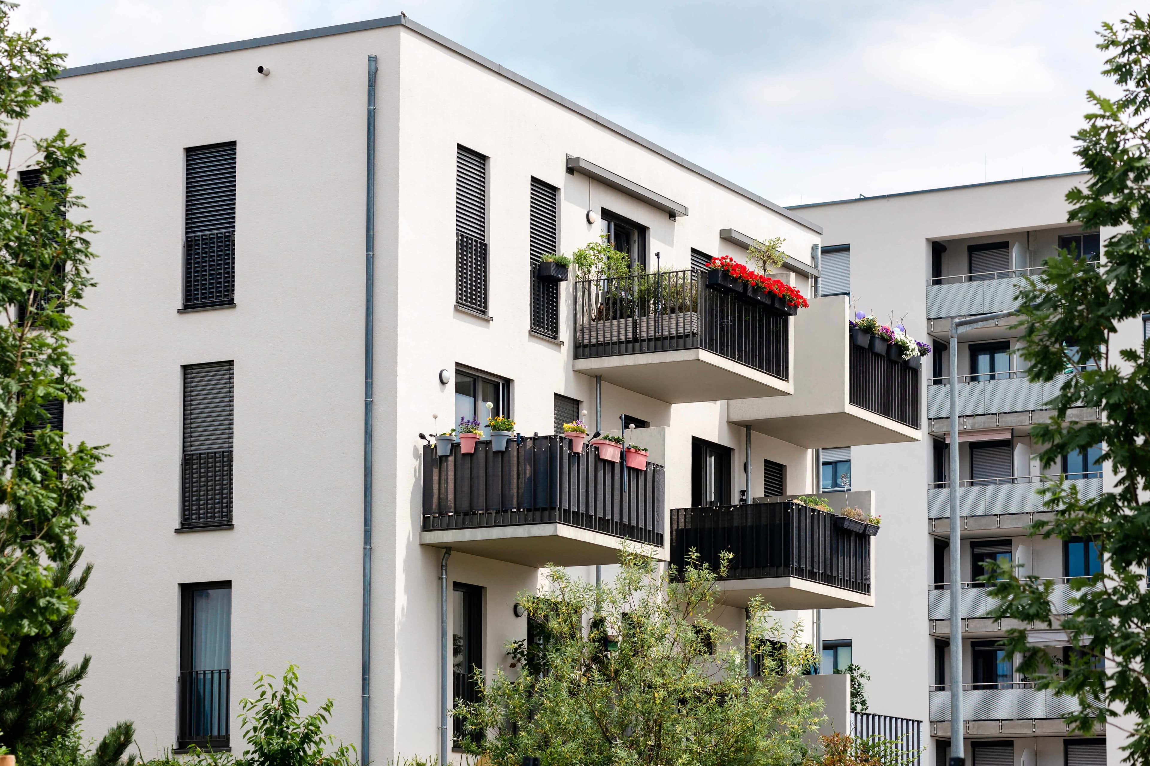 La facciata di un edificio moderno con balconi. La facciata di un edificio moderno con balconi.