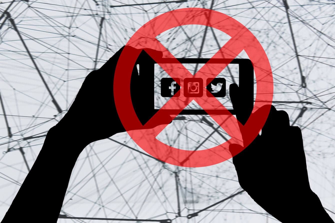 Ein Stoppschild für die Veröffentlichung von Bildern Ihrer Goldbarren und Münzen in sozialen Medien Ein Stoppschild für die Veröffentlichung von Bildern Ihrer Goldbarren und Münzen in sozialen Medien