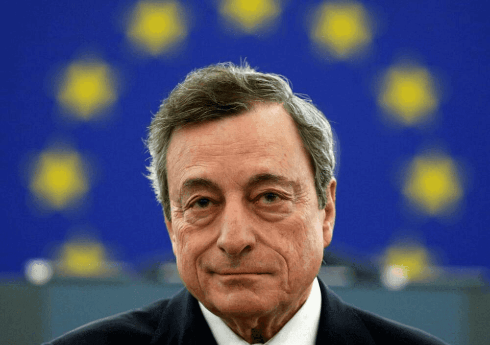Mario Draghi, le Premier ministre italien sortant, avec le drapeau de l'UE en arrière-plan Mario Draghi, le Premier ministre italien sortant, avec le drapeau de l'UE en arrière-plan