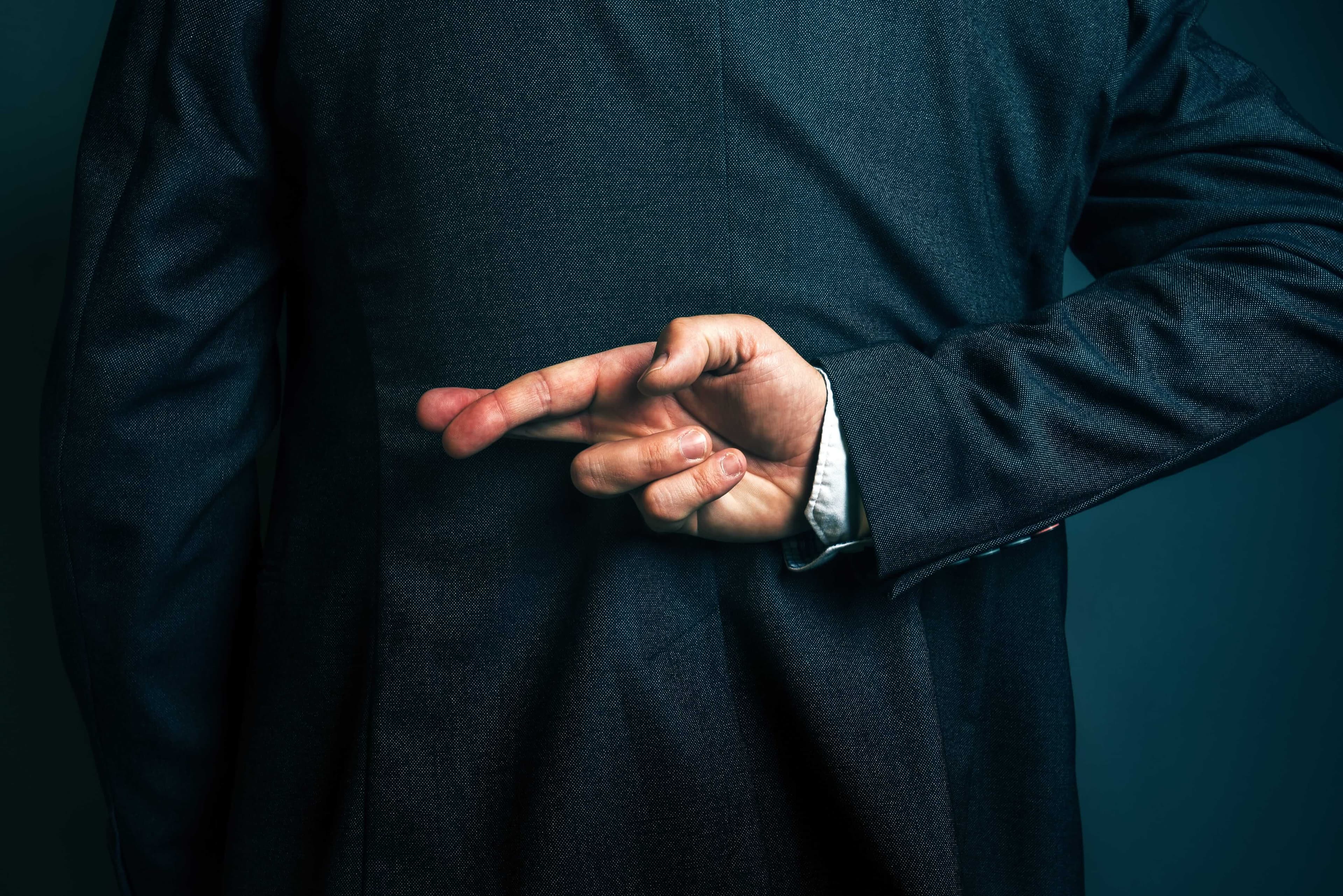 Un politique en train de mentir, les doigts croisés dans le dos Un politique en train de mentir, les doigts croisés dans le dos