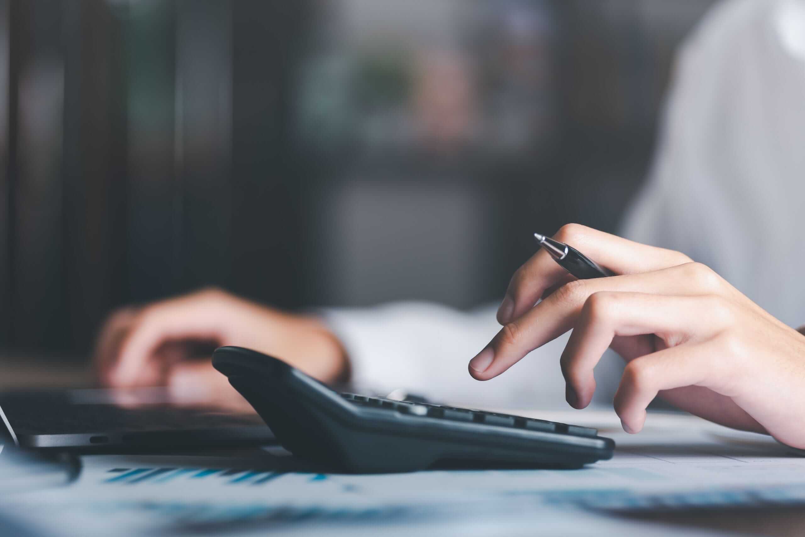 un homme utilisant une calculatrice pour calculer son épargne sur un compte d'épargne un homme utilisant une calculatrice pour calculer son épargne sur un compte d'épargne