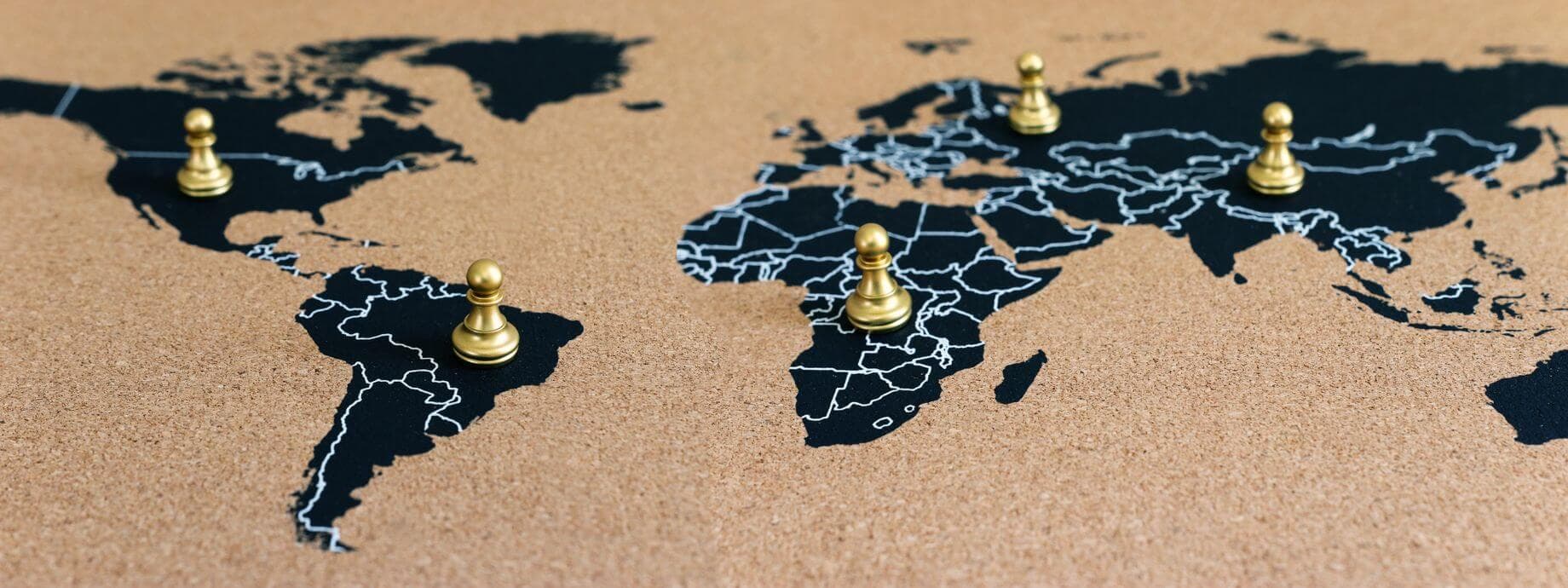 Una scacchiera sotto forma di cartina del mondo a simboleggiare le tensioni geopolitiche Una scacchiera sotto forma di cartina del mondo a simboleggiare le tensioni geopolitiche