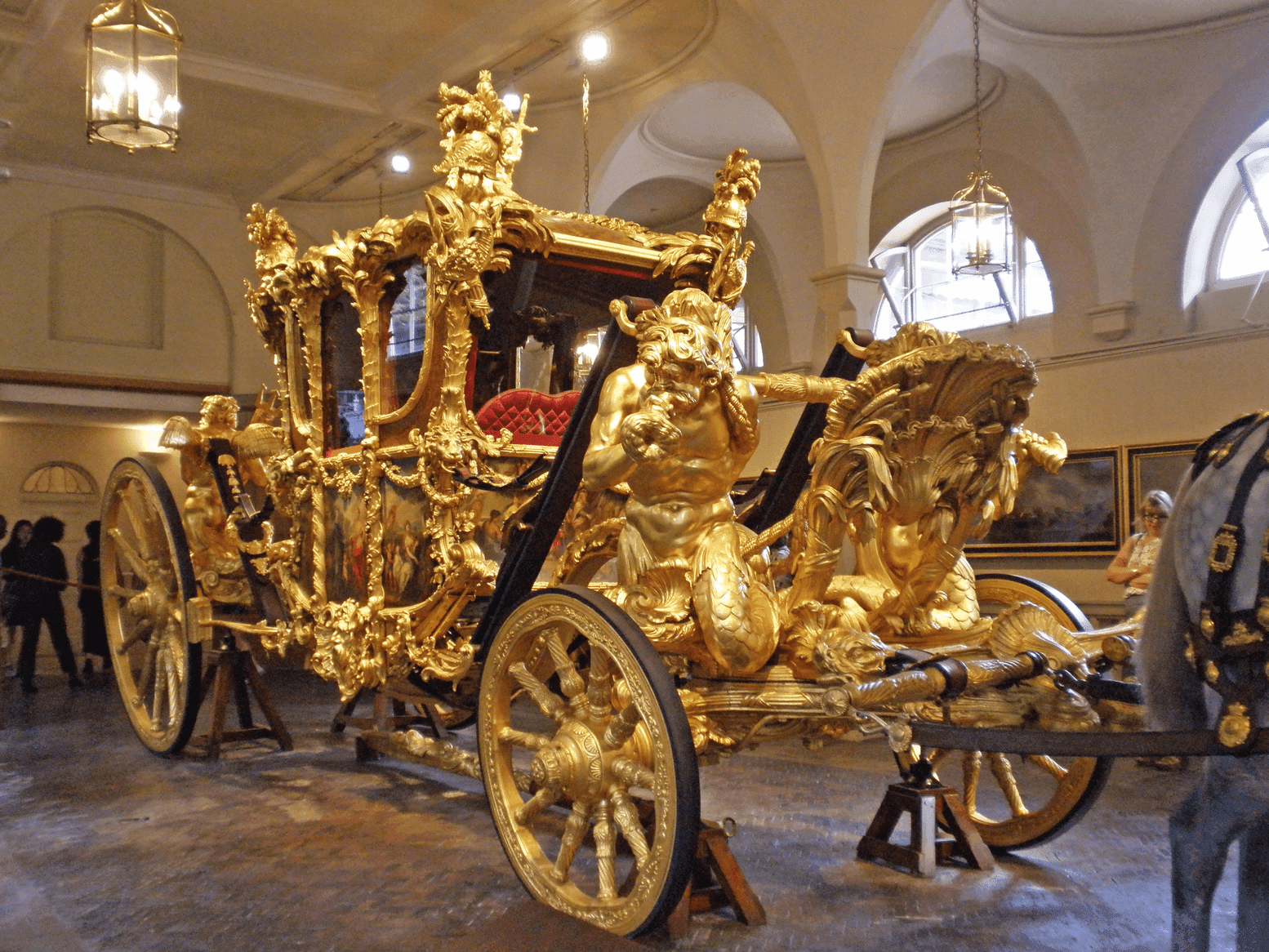 La carrozza Gold State Coach in mostra presso i Royal Mews, le scuderie reali di Buckingham Palace. La carrozza Gold State Coach in mostra presso i Royal Mews, le scuderie reali di Buckingham Palace.