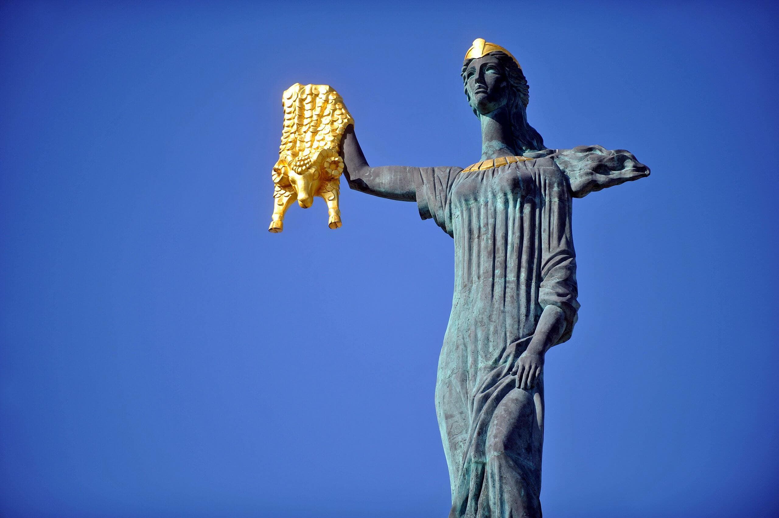 La statua della principessa Medea con in mano il Vello d’oro che Giasone e gli Argonauti riconquistarono da un giardino custodito da un drago nella Colchide. La statua della principessa Medea con in mano il Vello d’oro che Giasone e gli Argonauti riconquistarono da un giardino custodito da un drago nella Colchide.