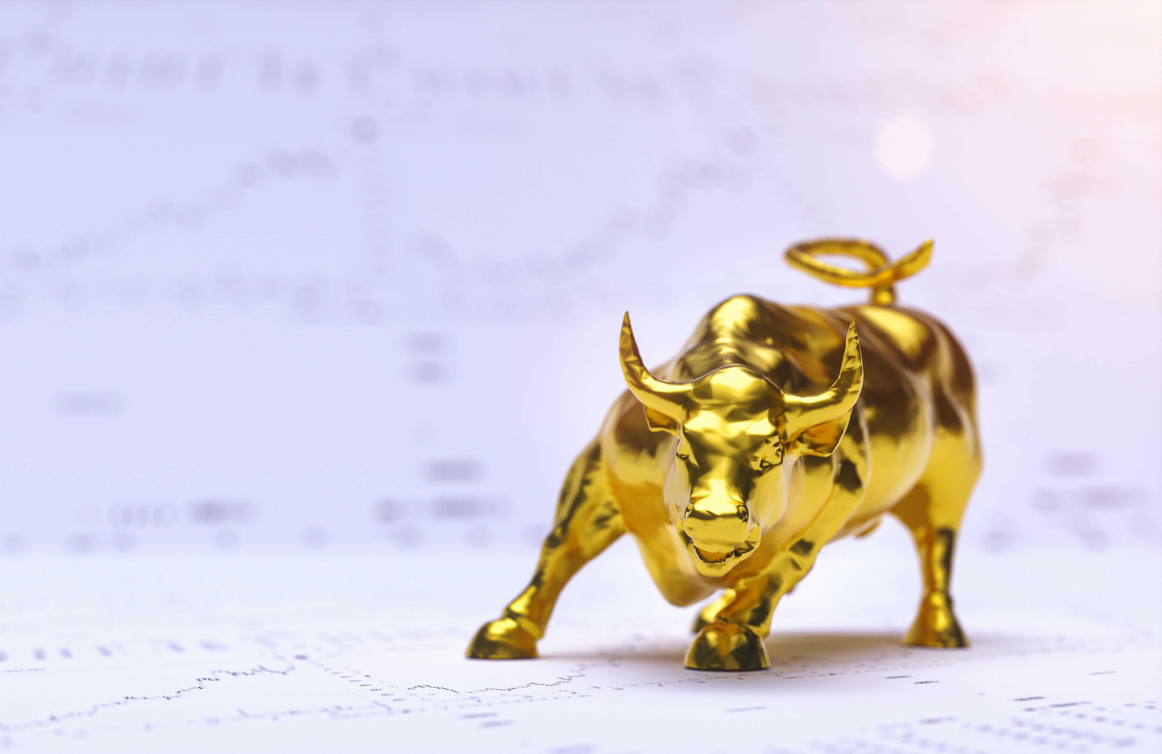 Wallstreet-Bulle und -Bär auf Aktienchart-Hintergrund, der einen positiven Ausblick für Gold darstellt Wallstreet-Bulle und -Bär auf Aktienchart-Hintergrund, der einen positiven Ausblick für Gold darstellt