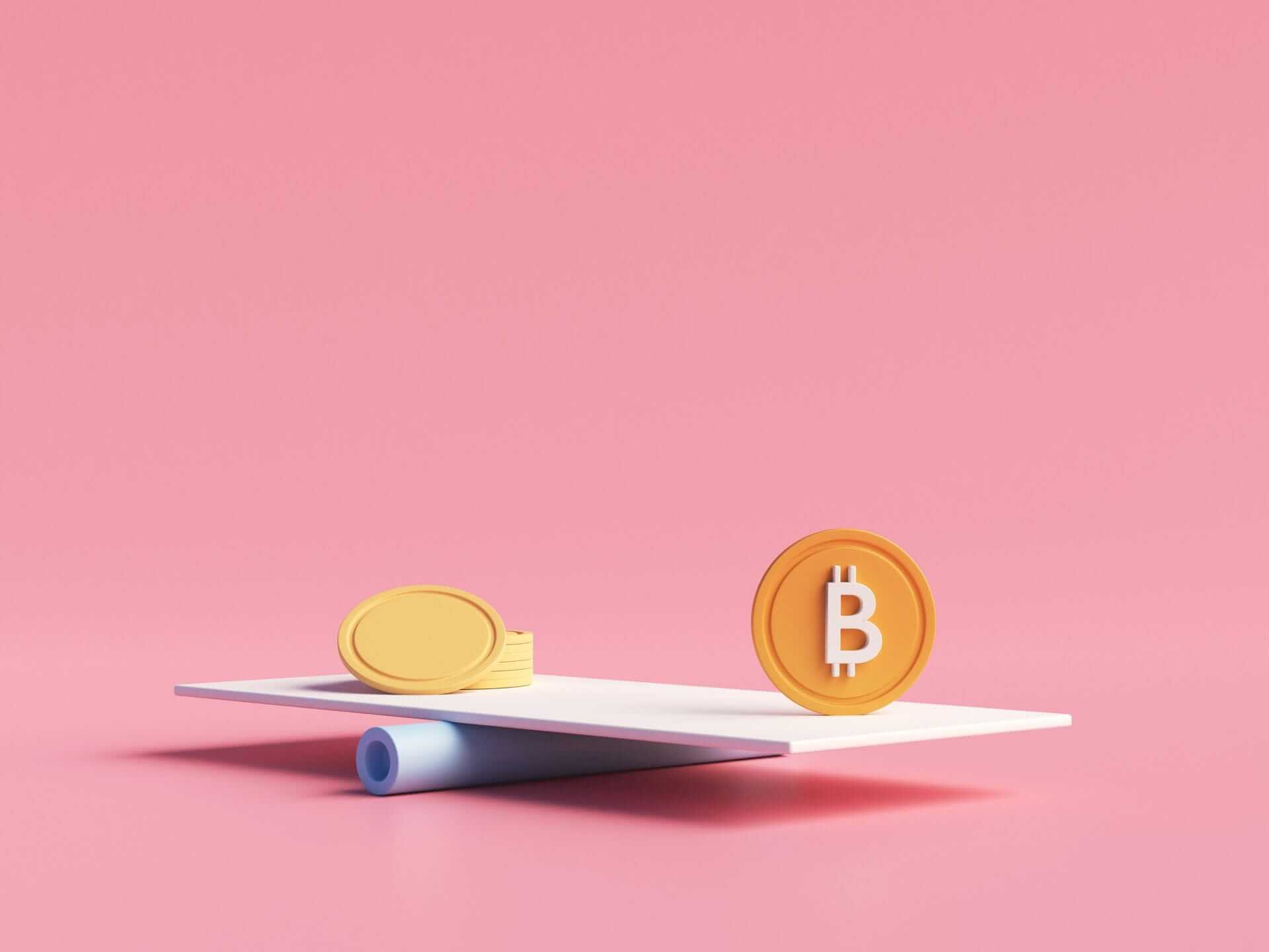 bitcoin et pièces d'or sur une balance sur fond rose bitcoin et pièces d'or sur une balance sur fond rose