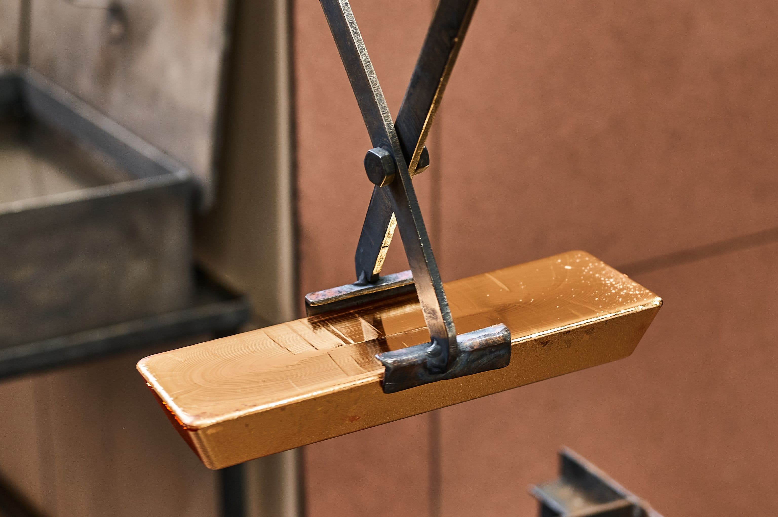 un lingot d'or fin dont on vérifie la pureté. un lingot d'or fin dont on vérifie la pureté.